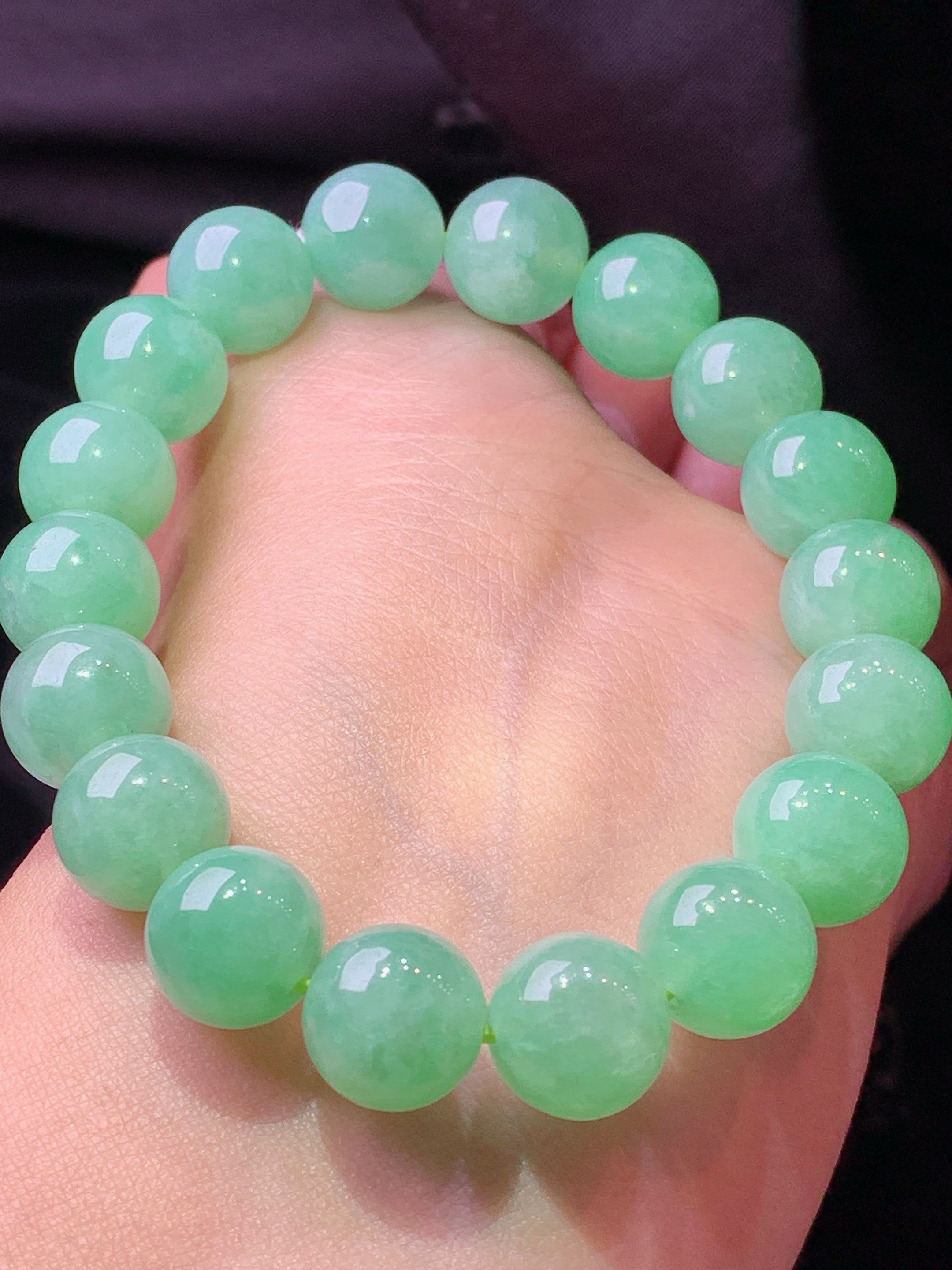 浅绿圆珠手链 玉质细腻 色泽艳丽清新 水润亮眼 整体尺寸11h3