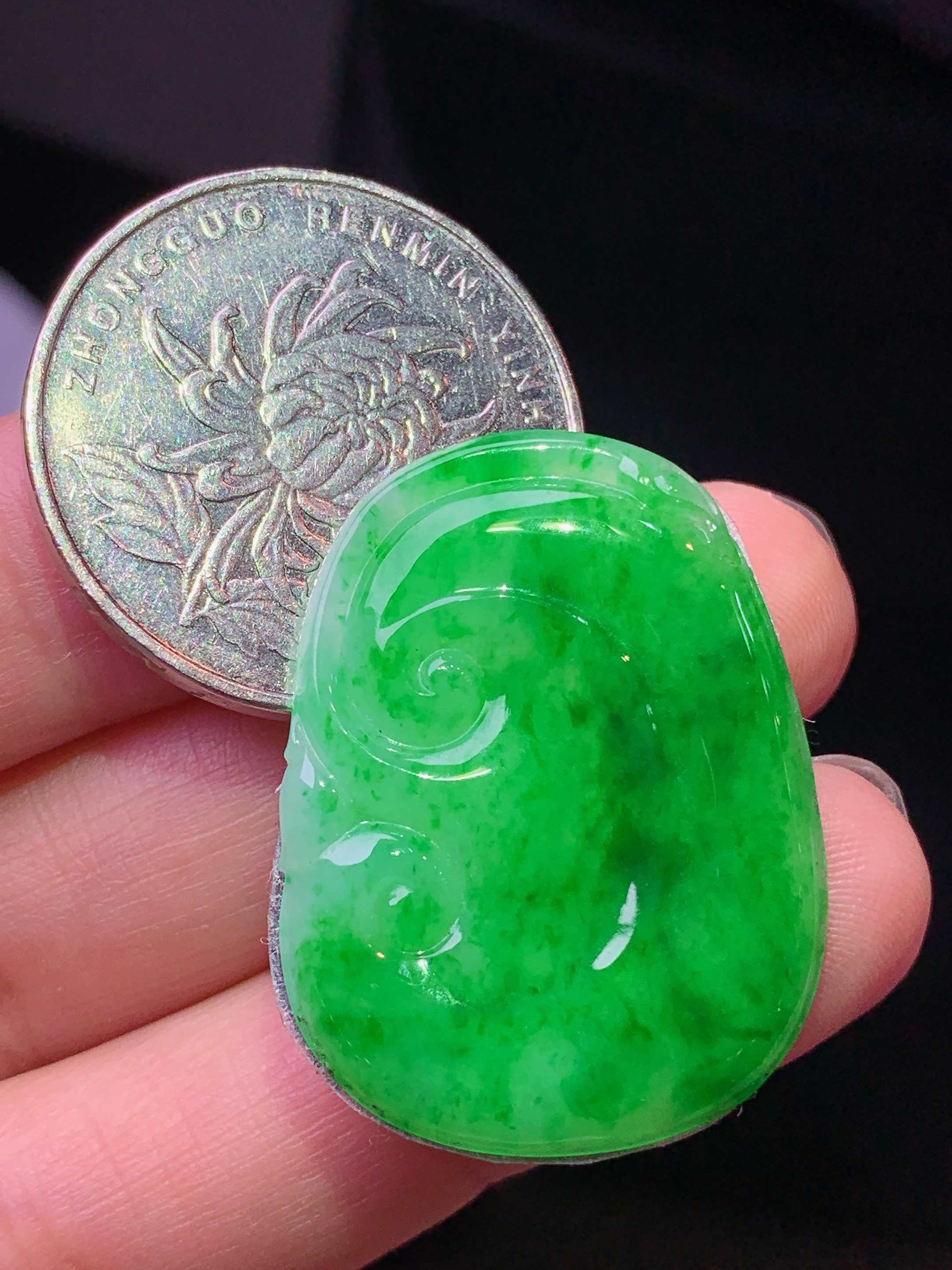 镶嵌款 翠绿如意吊坠 玉质细腻 色泽艳丽清新 水润亮眼 整体尺寸30.5*23*2.3m2