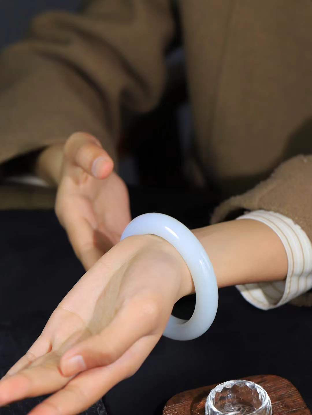 （温柔雅致.手镯）

精品和田玉白玉手镯。镯型饱满，温润细腻，脂润沁香。️执一卷书，沏一盏茶，