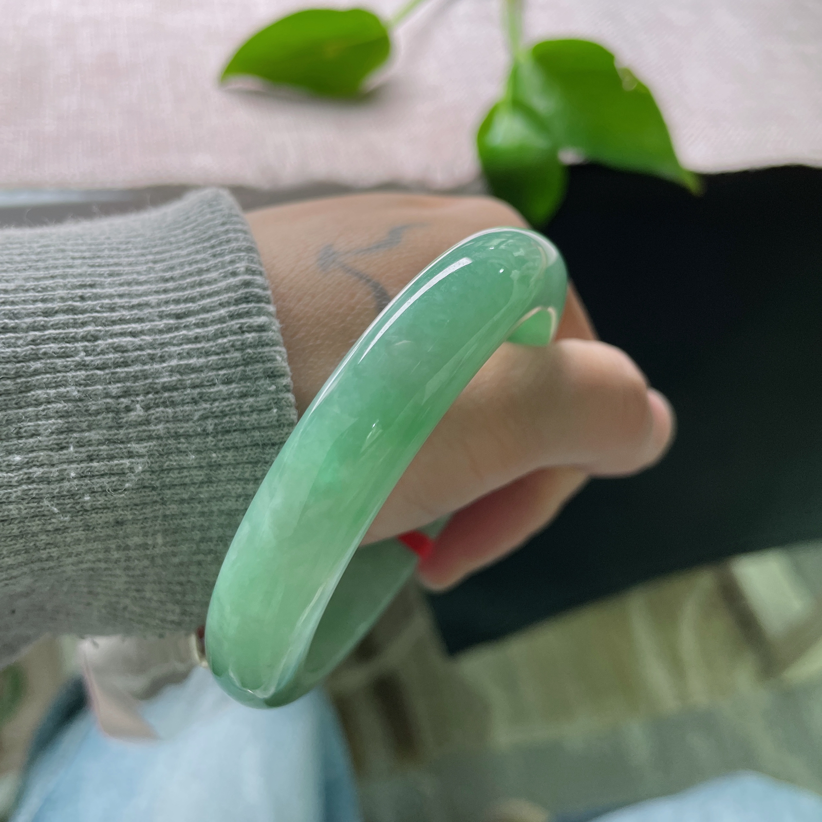 56.6/11.7/8，满绿正圈，色匀如水，质润如脂，娇艳欲滴，倾国倾城..