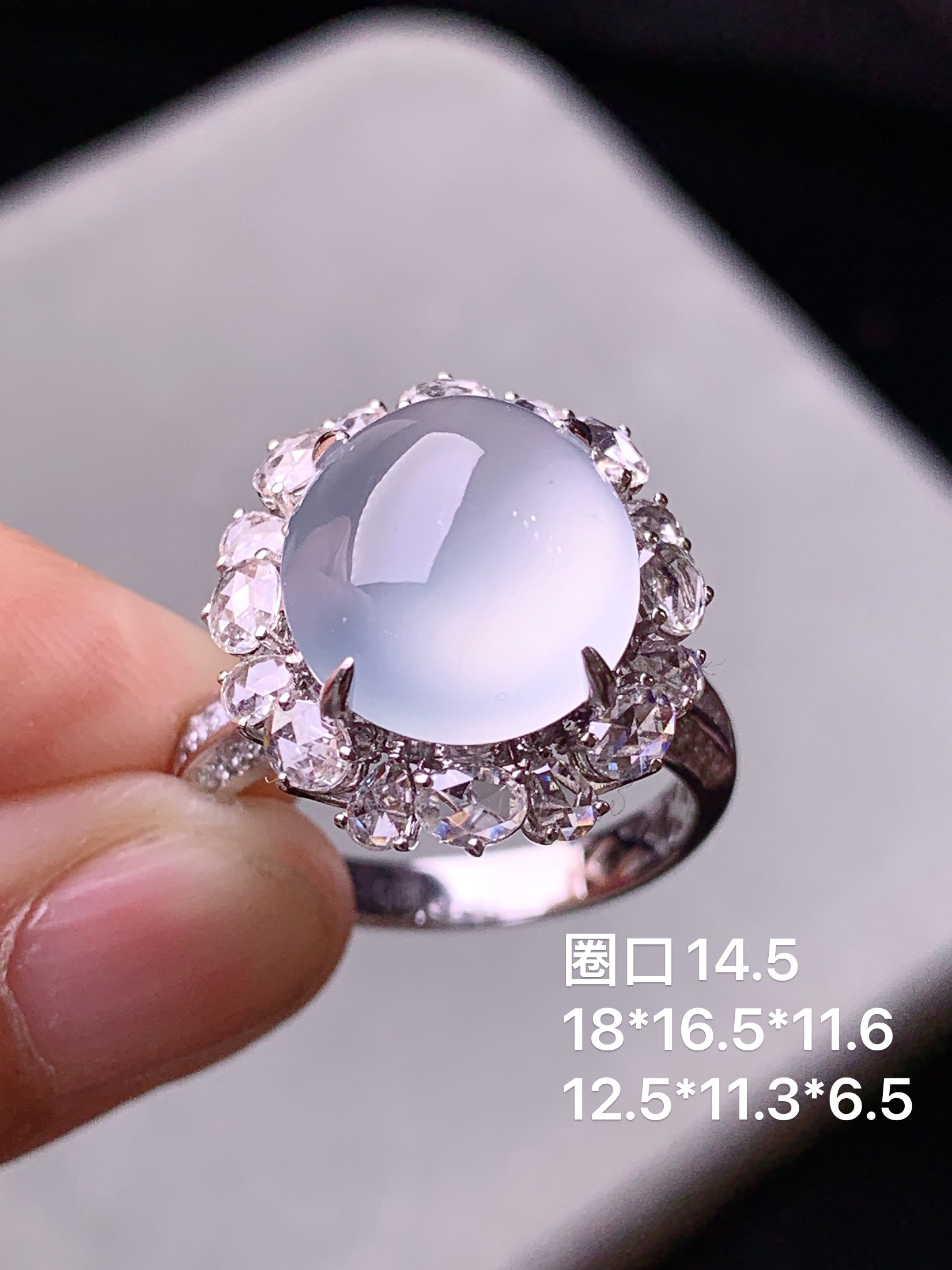 18k金钻镶嵌冰种蛋面戒指 玉质细腻 色泽艳丽清新 水润亮眼 圈口14.5 整体尺寸18*16.5*11.6m3