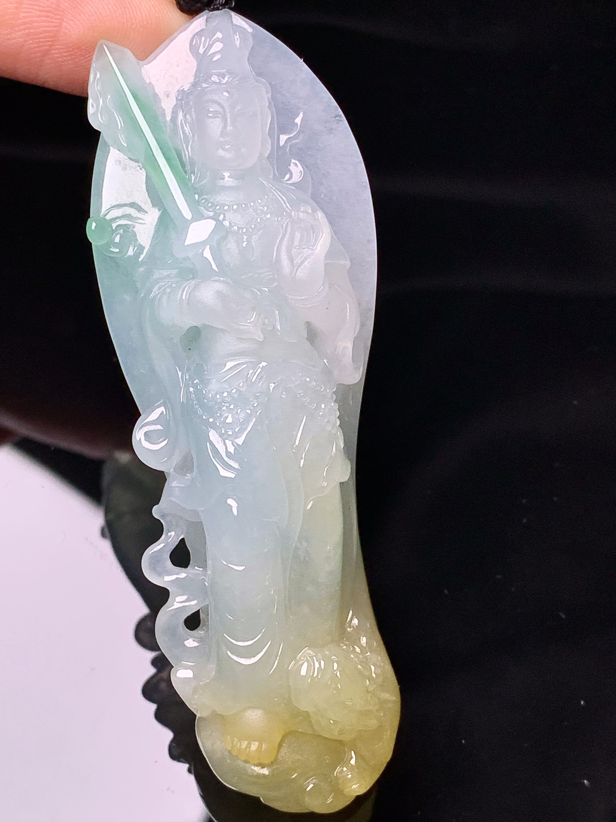 飘黄绿翡观音菩萨吊坠 玉质细腻 色泽艳丽清新 水润亮眼 整体尺寸70*25.8*11.3w1