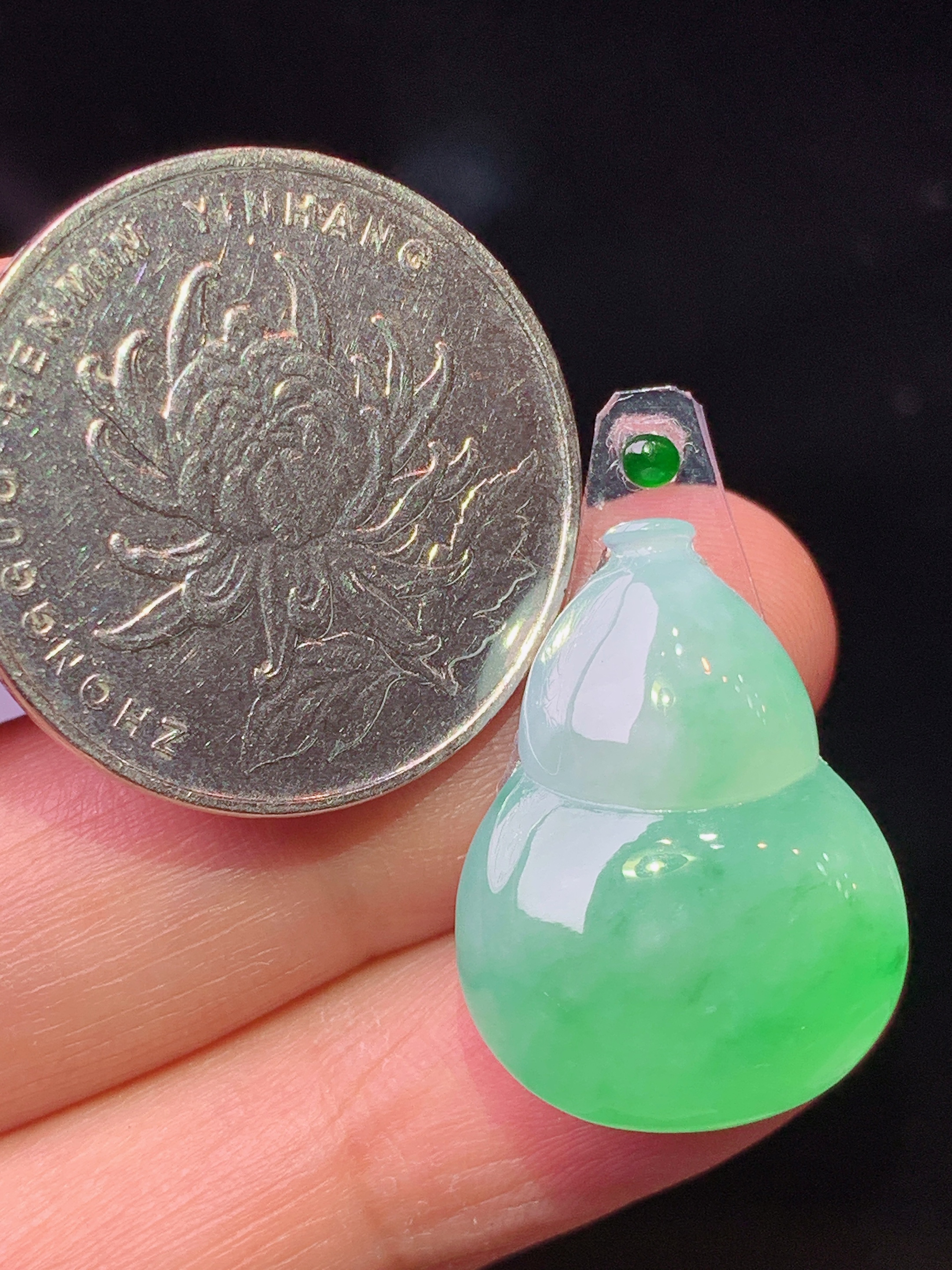 镶嵌款 翠绿葫芦吊坠 玉质细腻 色泽艳丽清新 水润亮眼 整体尺寸22.8*16.8*6*2x