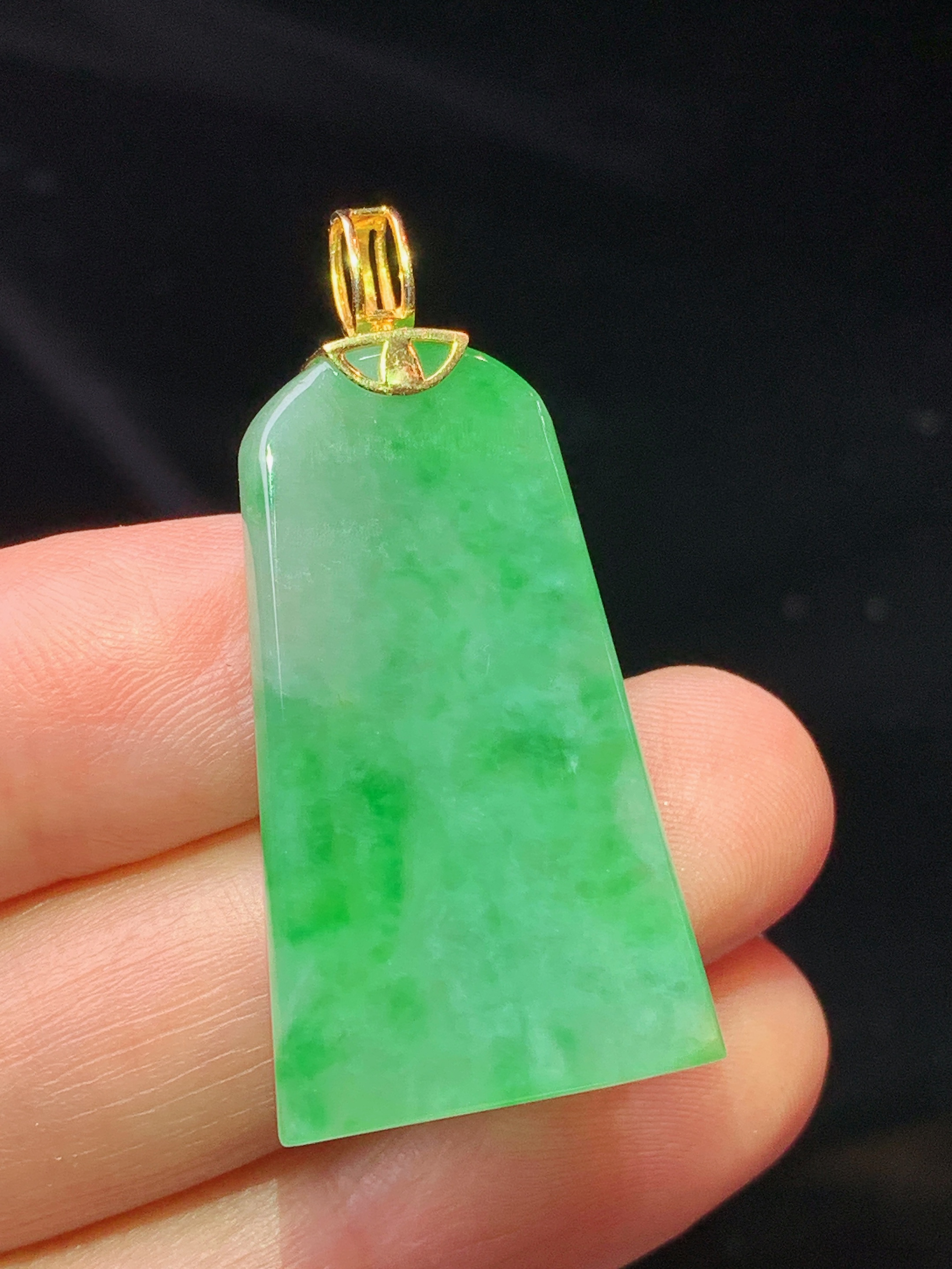 18k金钻镶嵌翠绿无事牌吊坠 玉质细腻 色泽艳丽清新 水润亮眼 整体尺寸38.8*19*3.5b1