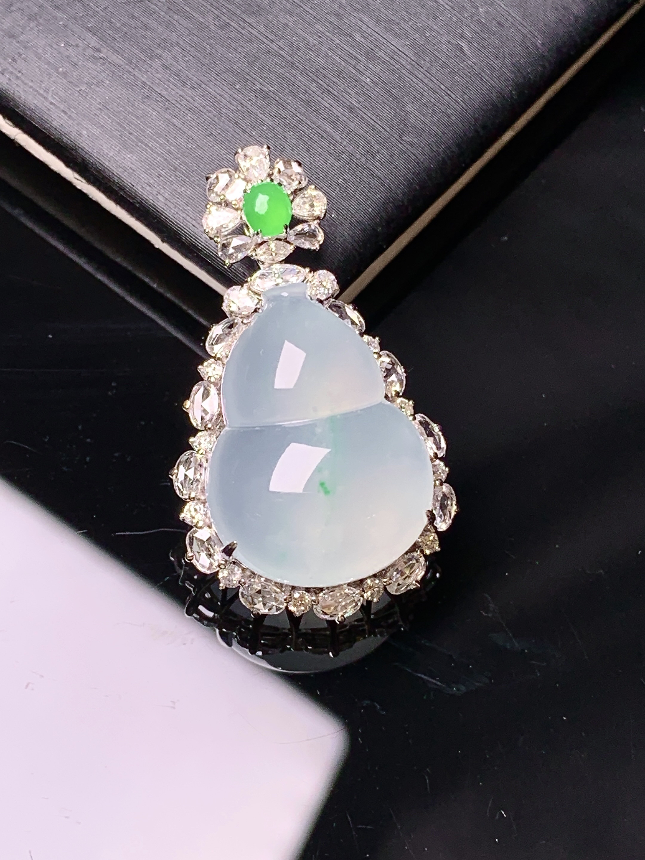 18k金钻镶嵌冰种葫芦吊坠 玉质细腻 色泽艳丽清新 水润亮眼 整体尺寸30*17.2*10.3m3