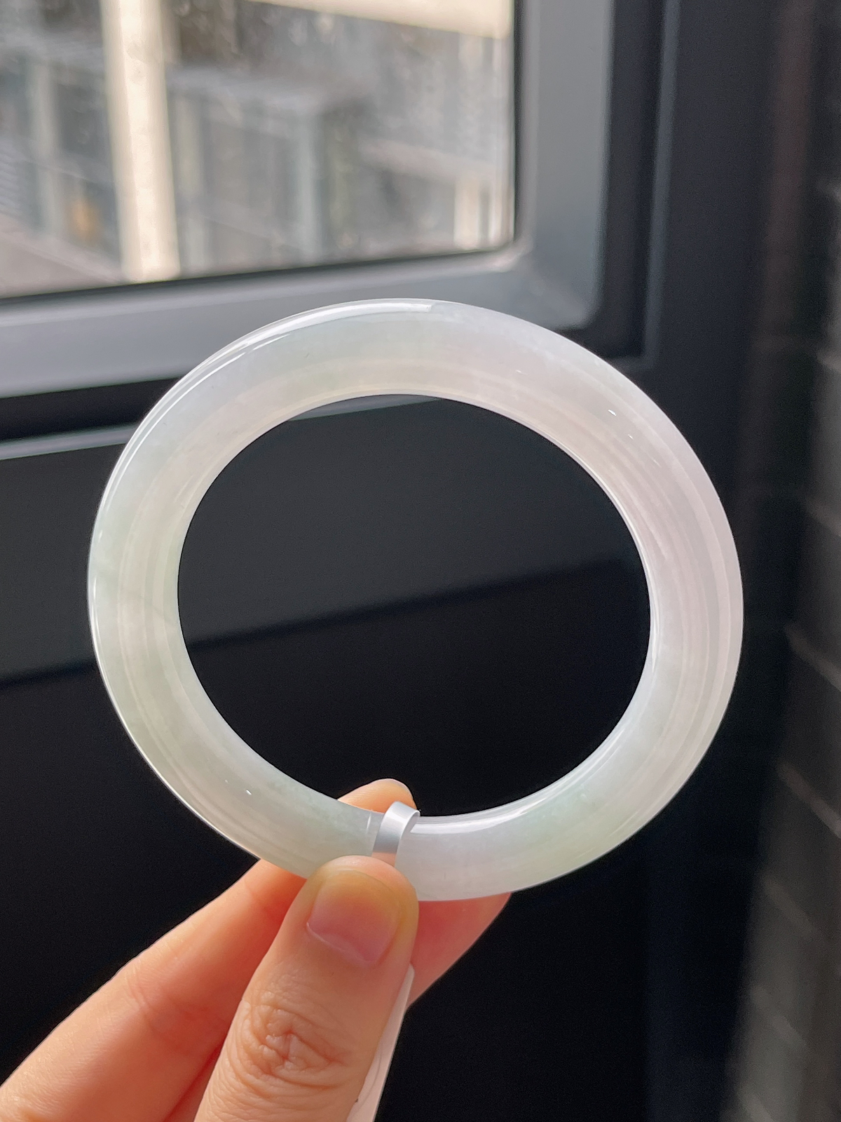 圆镯57圈口，翡翠冰糯种淡绿色手镯