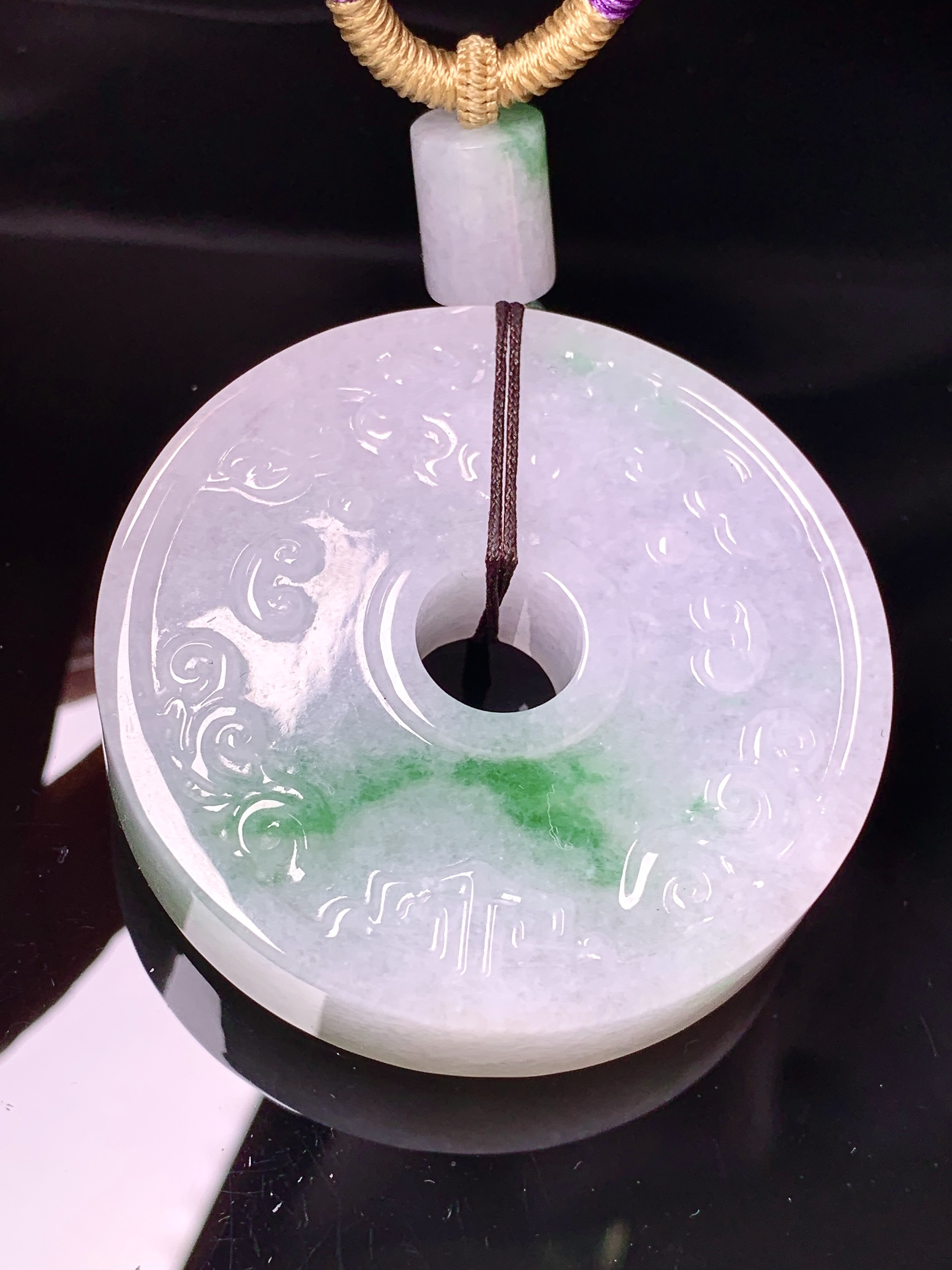 飘绿仿古平安扣吊坠 玉质细腻 色泽艳丽清新 水润亮眼 整体尺寸52.8*12w1