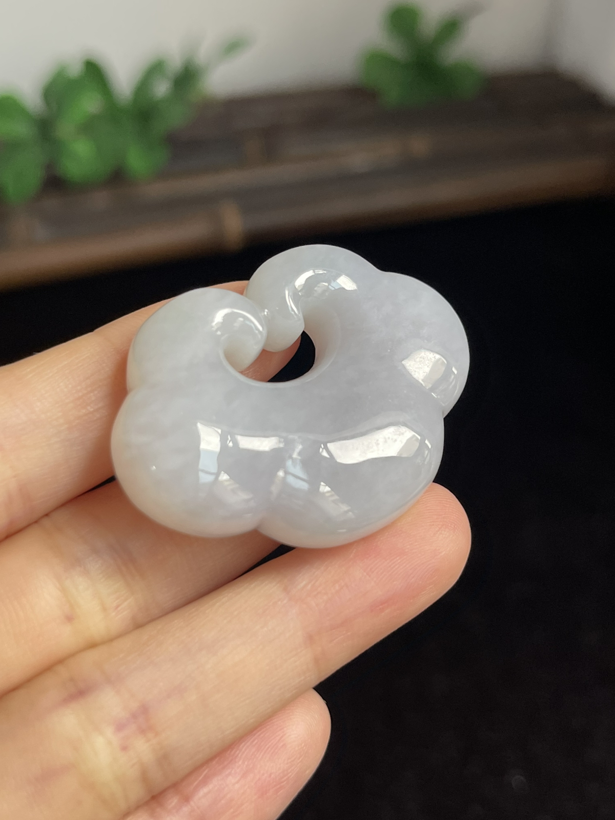 翡翠糯化种白色吊坠