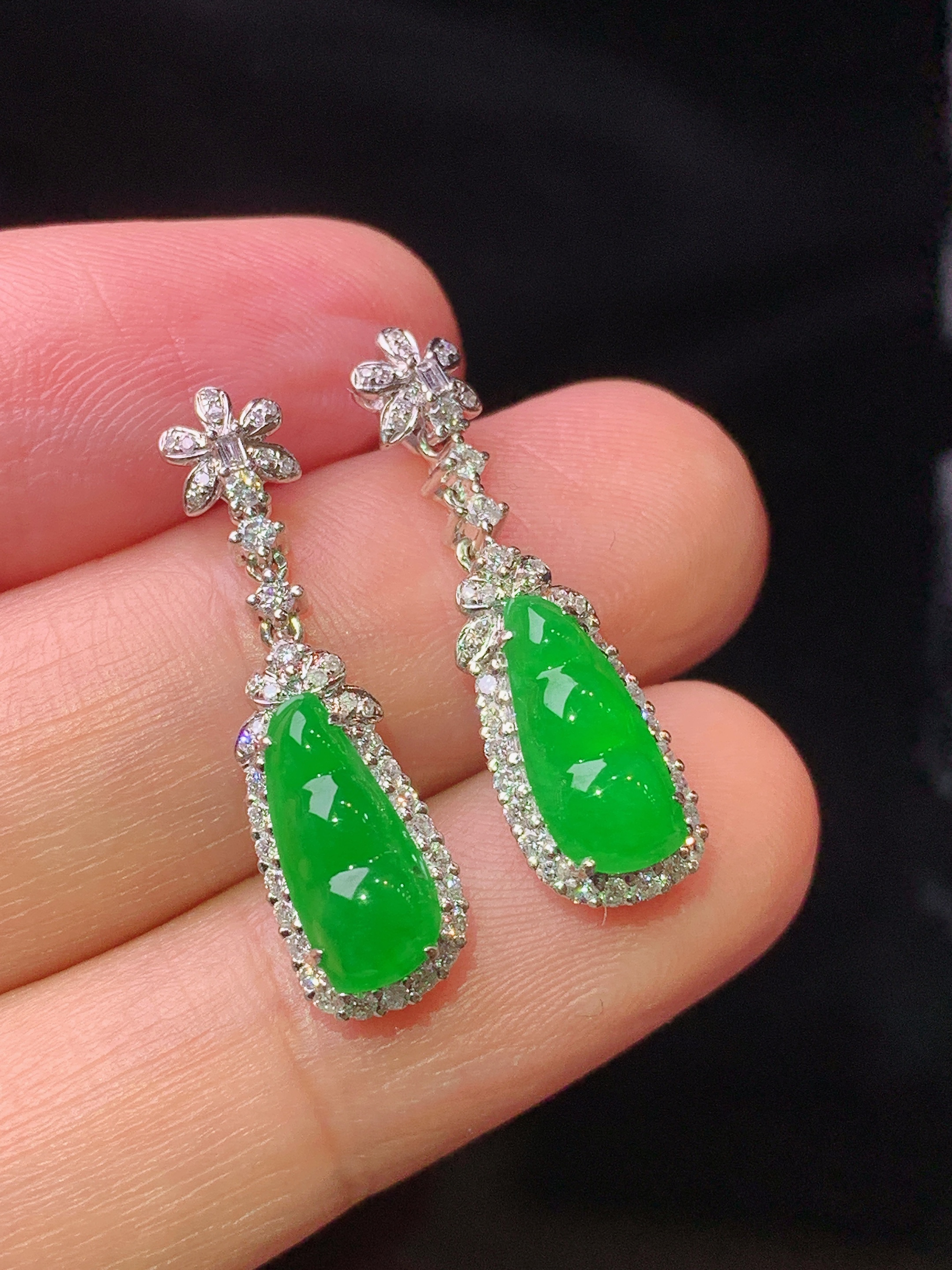 18k金钻镶嵌满绿四季豆耳坠 玉质细腻 色泽艳丽清新 水润亮眼 整体尺寸25*7*6m3