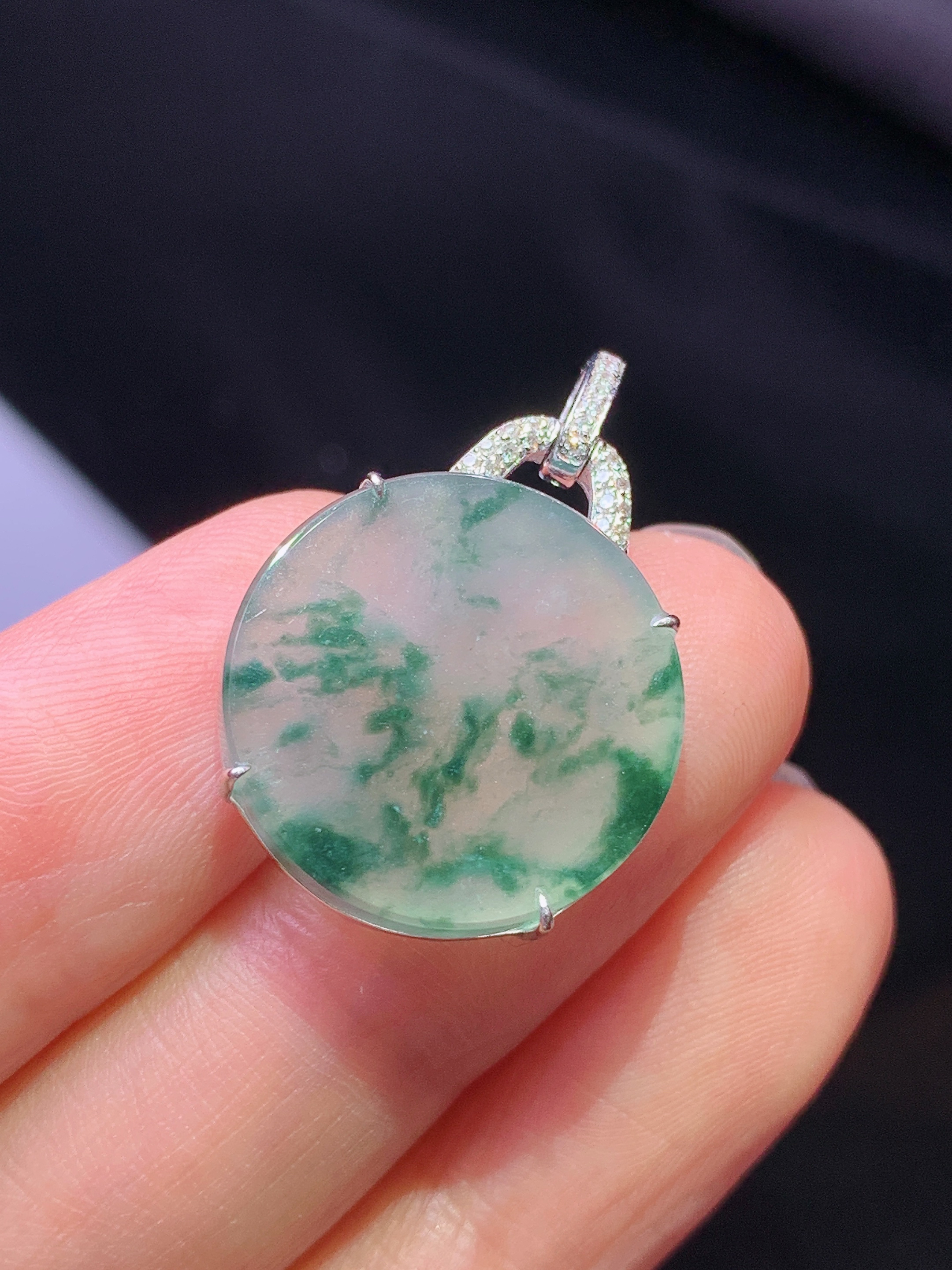 18k金钻镶嵌冰种飘绿圆牌吊坠 玉质细腻 色泽艳丽清新 水润亮眼 整体尺寸25.8*17.5*4.8b1