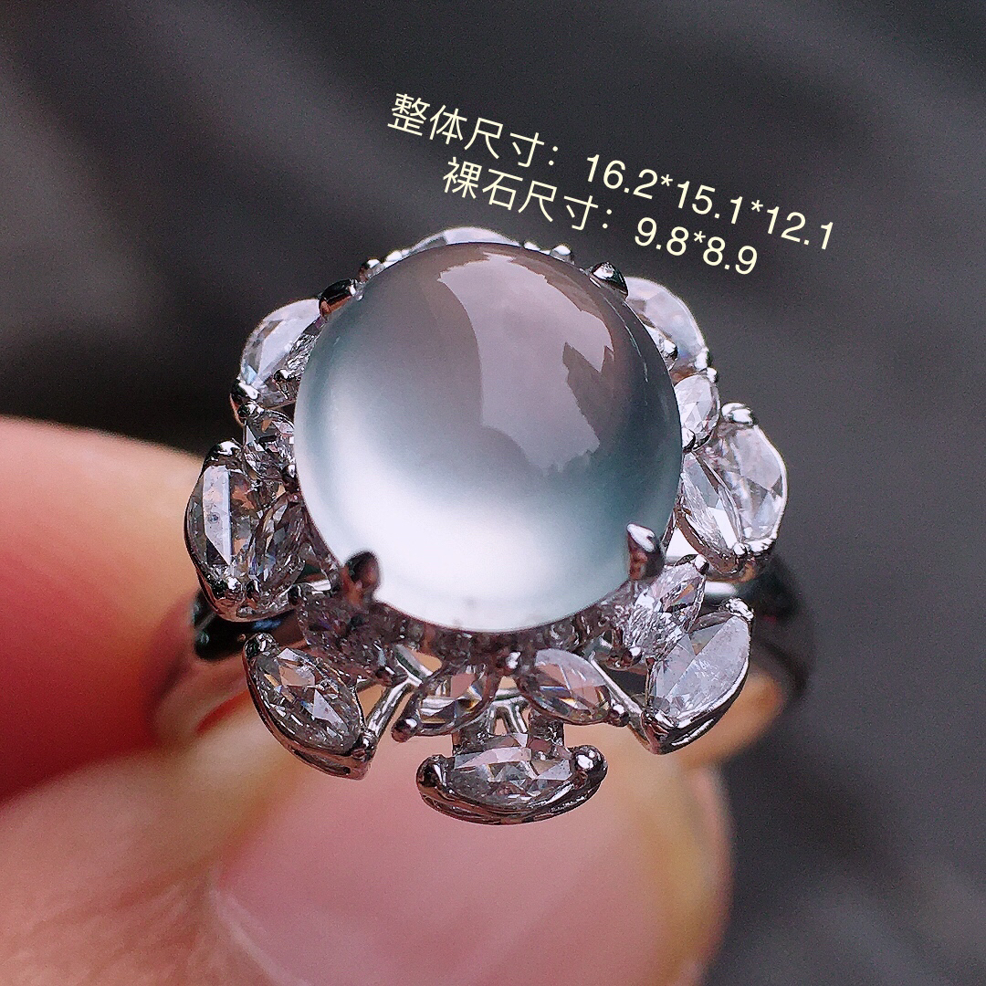 玻璃种蛋面戒指，玉质细腻，荧光感超
强，饱满圆润，尽显优雅气质，18k
金豪华镶嵌