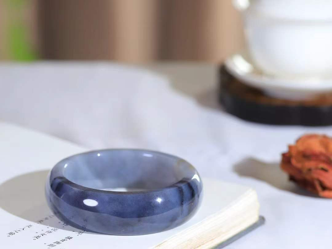 【籽.水墨风情.手镯】

新疆和田籽料青花手镯 玉质细腻饱满，镯型大气，脂感油润。青花晕染轻淌，让人