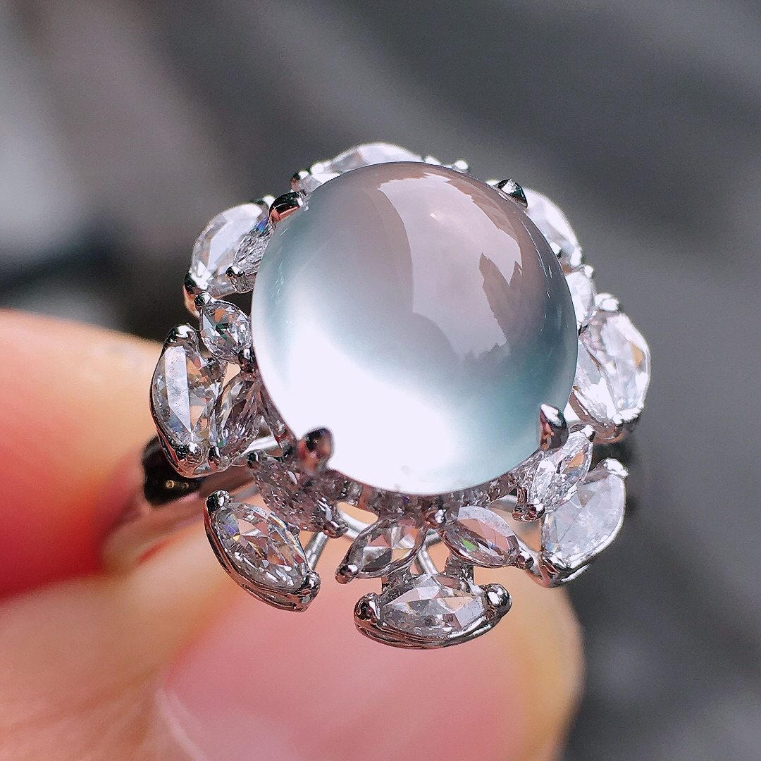 玻璃种蛋面戒指，玉质细腻，荧光感超
强，饱满圆润，尽显优雅气质，18k
金豪华镶嵌