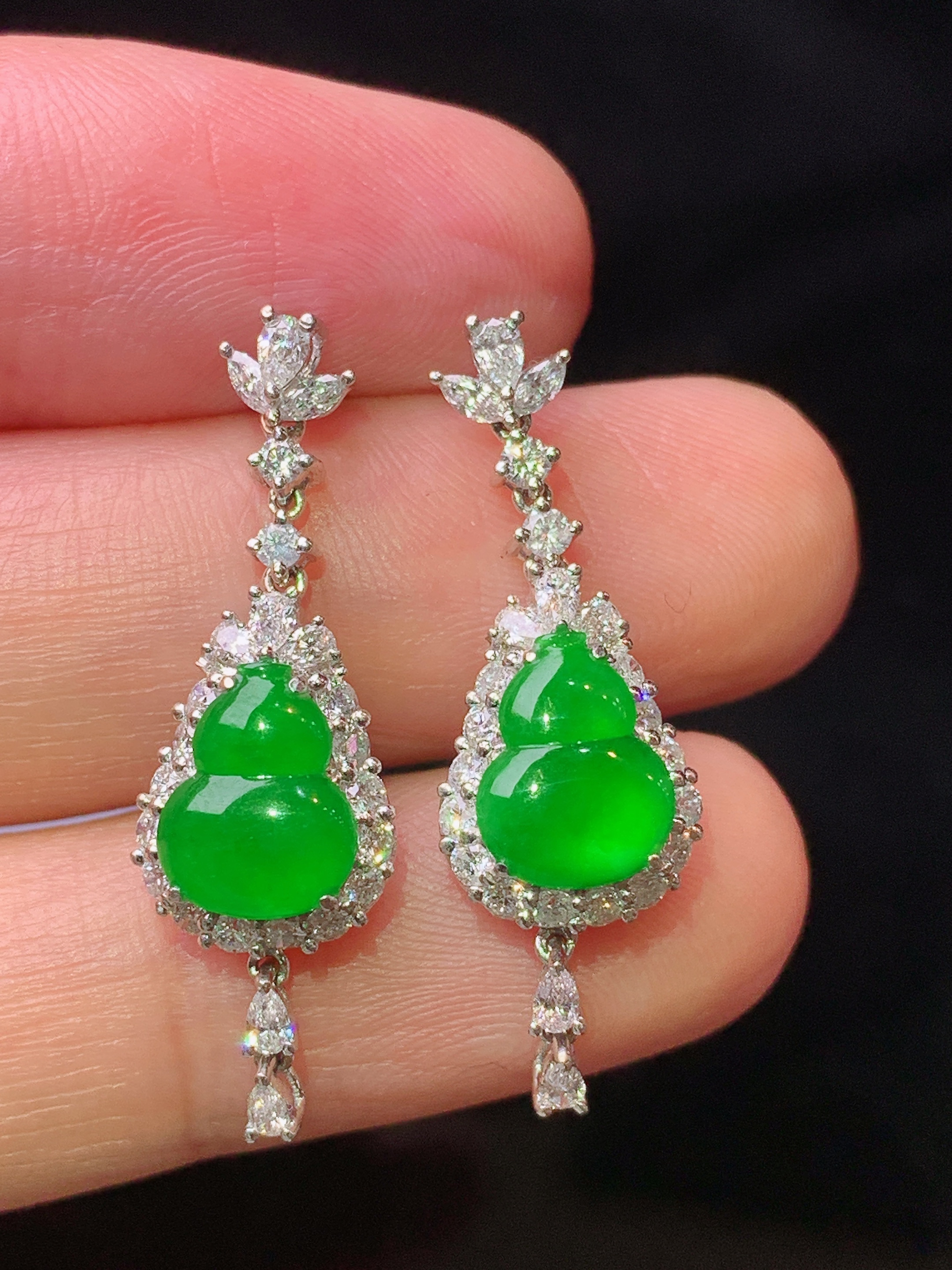 18k金钻镶嵌满绿葫芦耳坠 玉质细腻 色泽艳丽清新 水润亮眼 整体尺寸28.5*9.3*6m3