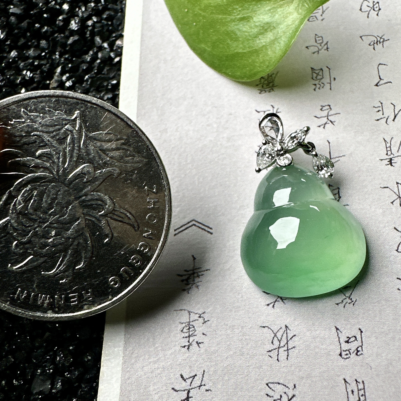【冰种飘绿葫芦吊坠】质地细腻清爽，荧光感强烈，起刚光强烈，18K金钻镶嵌，裸石尺寸18*14.8*7毫米