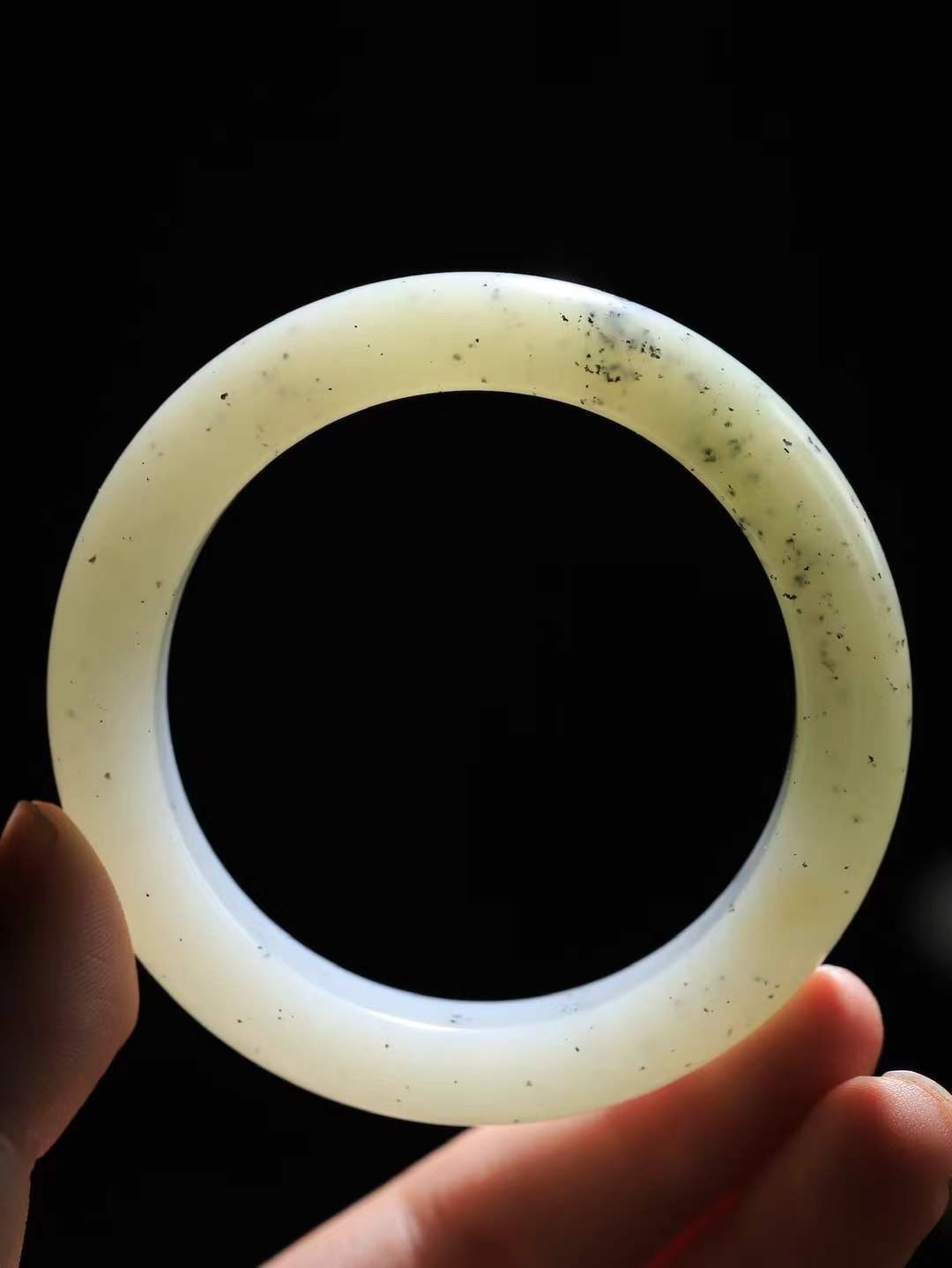 【婉约佳人.手镯】

精品️和田玉手镯 玉质温润细腻 油性十足 手感舒适，高华雅逸，线条流畅，简约大气，美自天成，素雅高贵。佩戴于腕间，婉约之美，举手投足间透出那份低调奢华。重71克 内径56.5mm  尺寸13.6-10.3mm   FDT-7845333