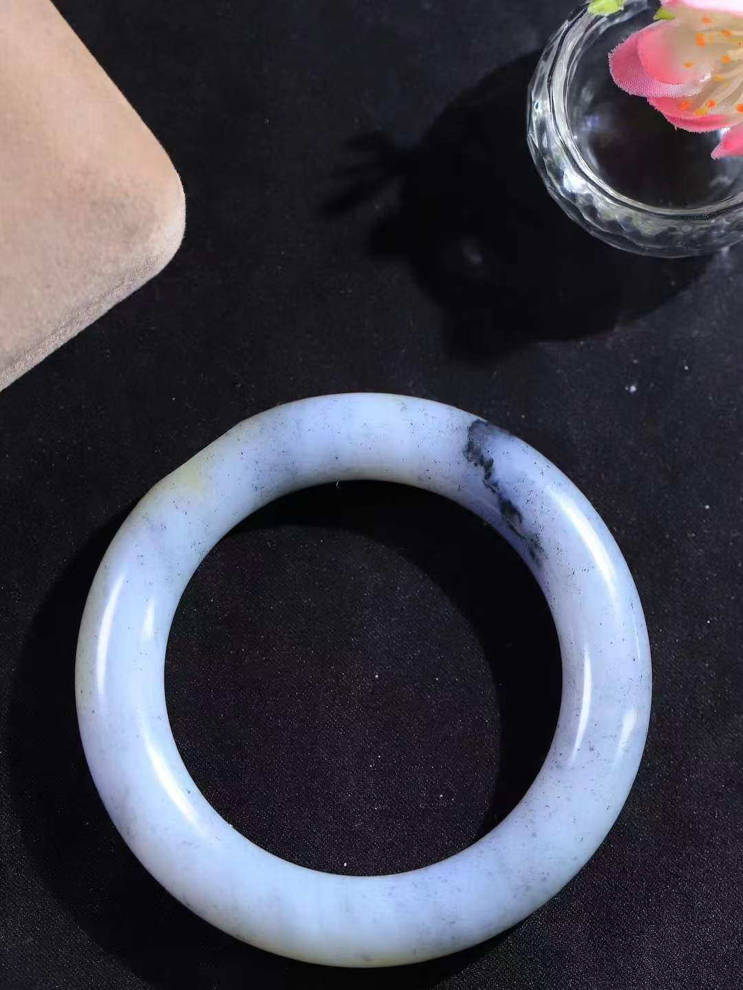 【籽.水墨风情.手镯】

新疆和田籽料青花圆条手镯 玉质细腻饱满，镯型大气，脂感油润。青花晕染轻淌，让人迷醉其中，就如身在云雾飘渺的群山之中，雾气升腾～重71.2克 尺寸53-12.6-12mm FDT-7740300