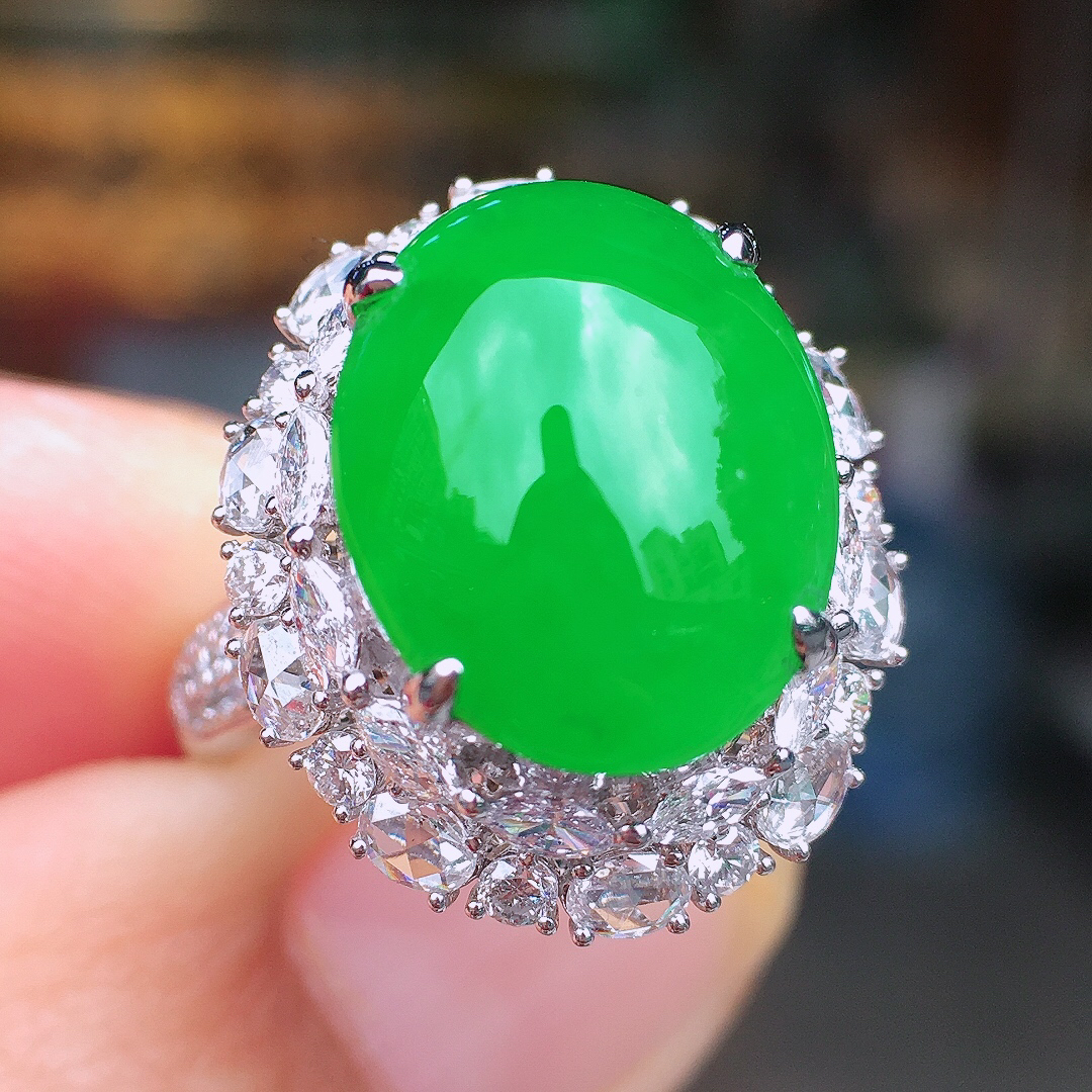 阳绿蛋面戒指，色泽均匀艳丽，玉质细腻，荧光感超
强，饱满圆润，尽显优雅气质，18k
金豪华镶嵌