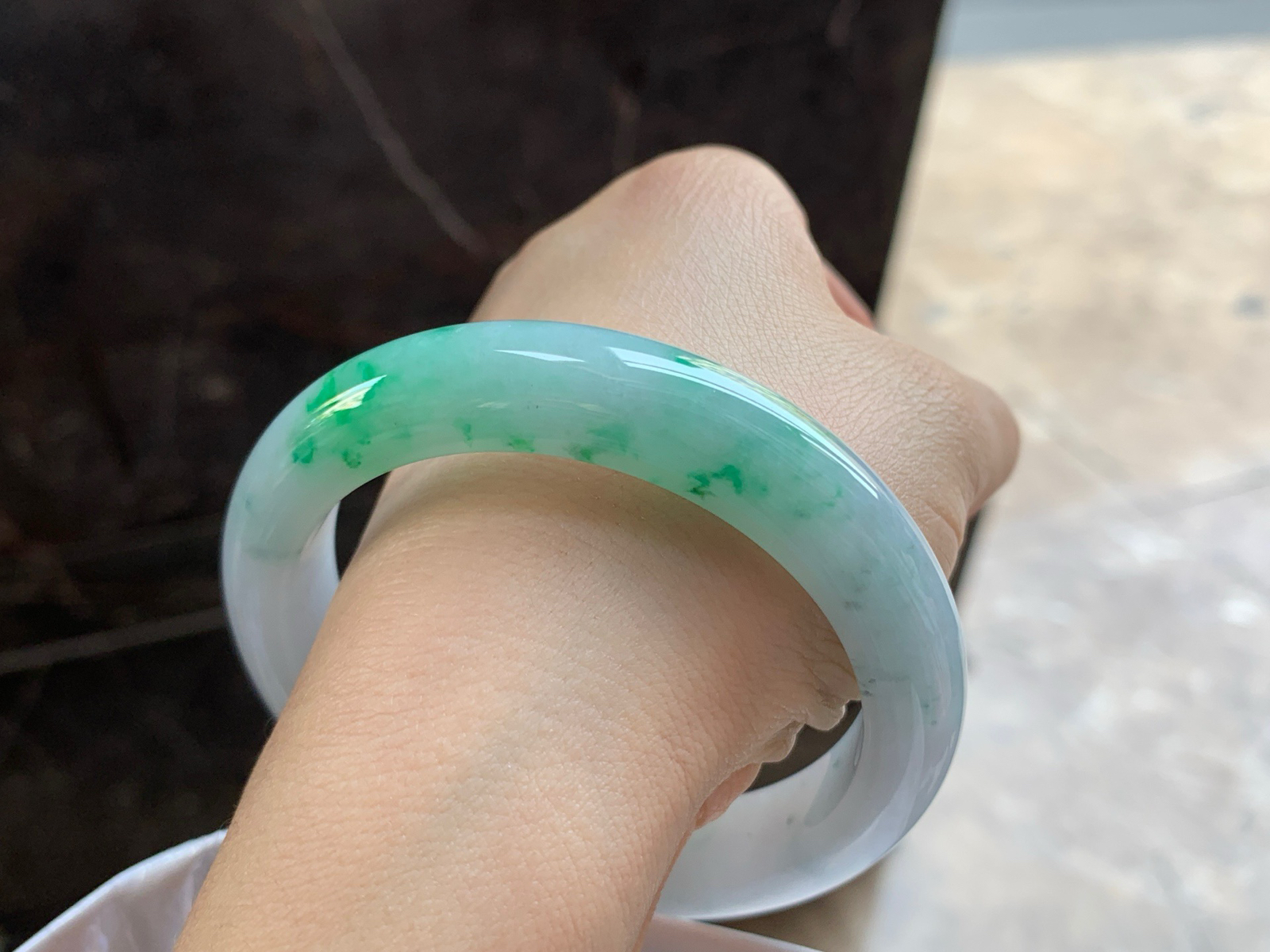 56.5-12.5-8.8

带色手镯^_^颜色好看 玉质温润