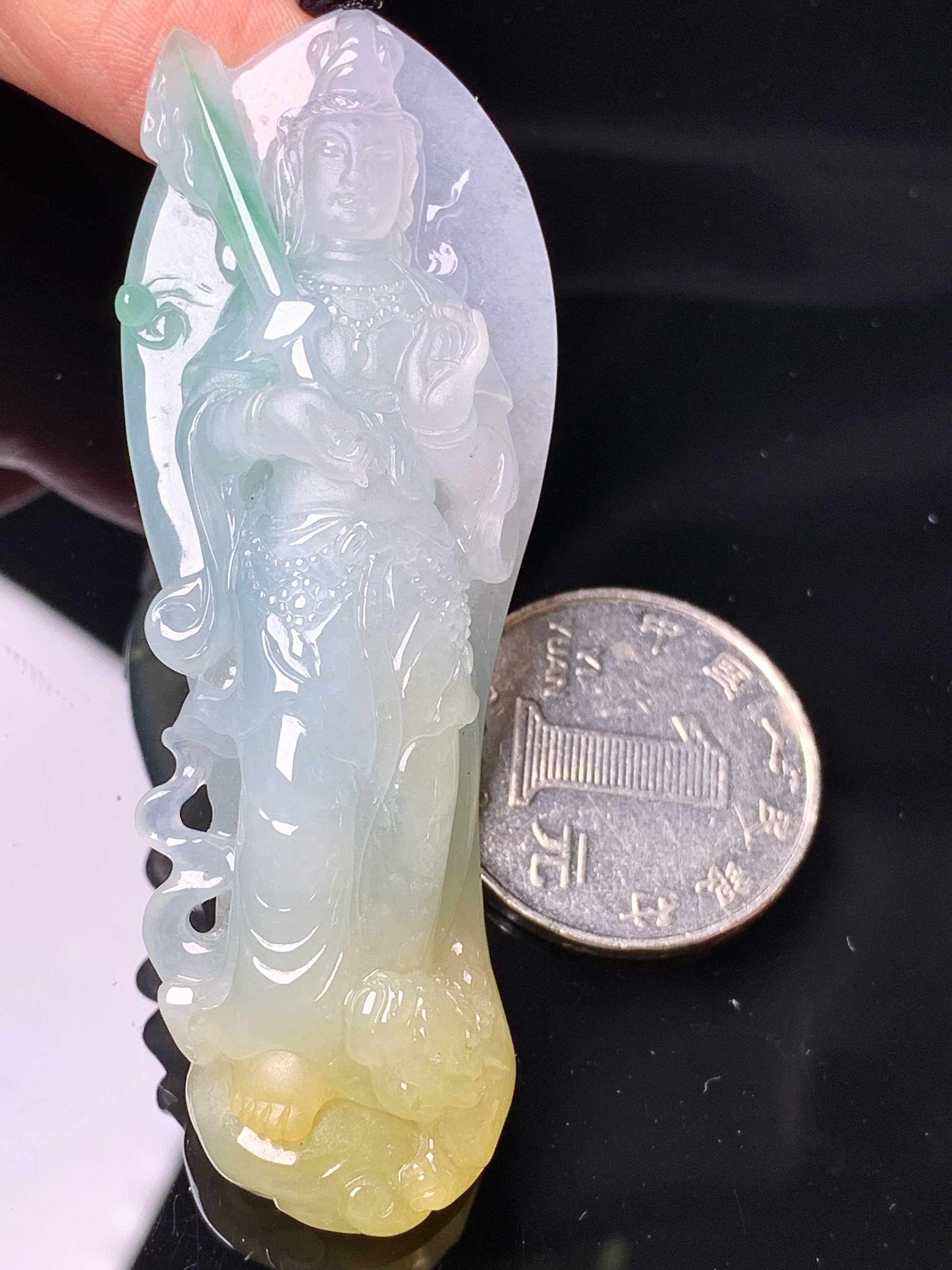 飘黄绿翡观音菩萨吊坠 玉质细腻 色泽艳丽清新 水润亮眼 整体尺寸70*25.8*11.3w1