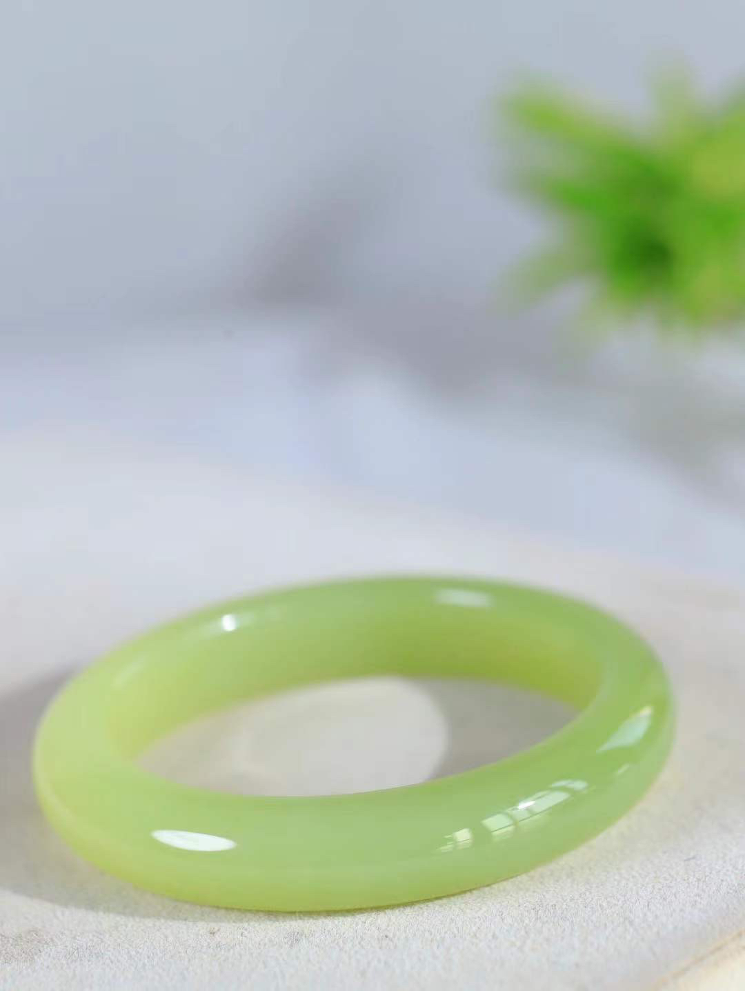 【婉约佳人·手镯】

精品和田玉黄口手镯，玉质细腻温润，手感舒适，️线条流畅，简约大气，美自天成，佩戴于腕间，婉约之美，举手投足间透出那份低调奢华，醉人心扉。
重58.7克 内径圈口56.5mm  尺寸12.6-9.3mm  FDA-1140533