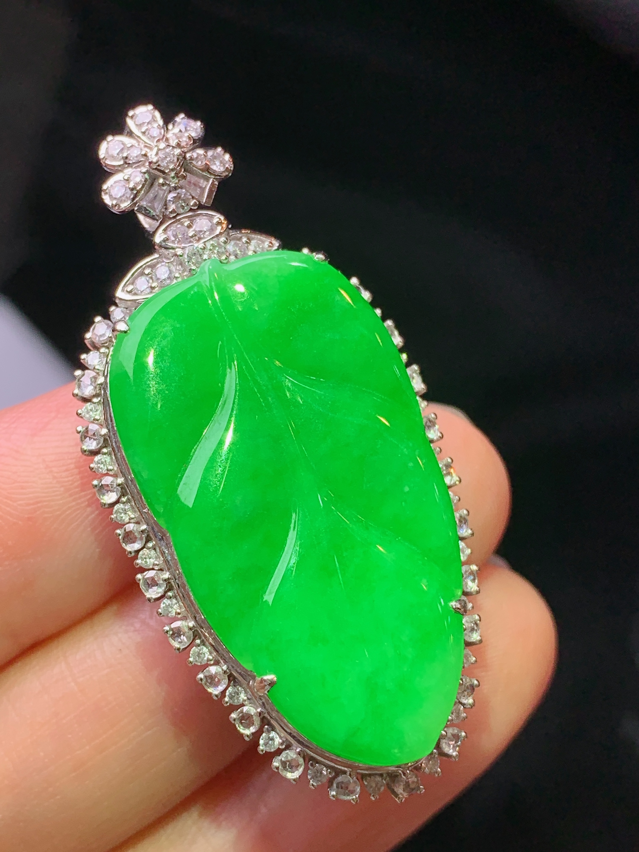 18k金钻镶嵌满绿树叶吊坠 玉质细腻 色泽艳丽清新 水润亮眼 整体尺寸44.2*21.5*9.5L2