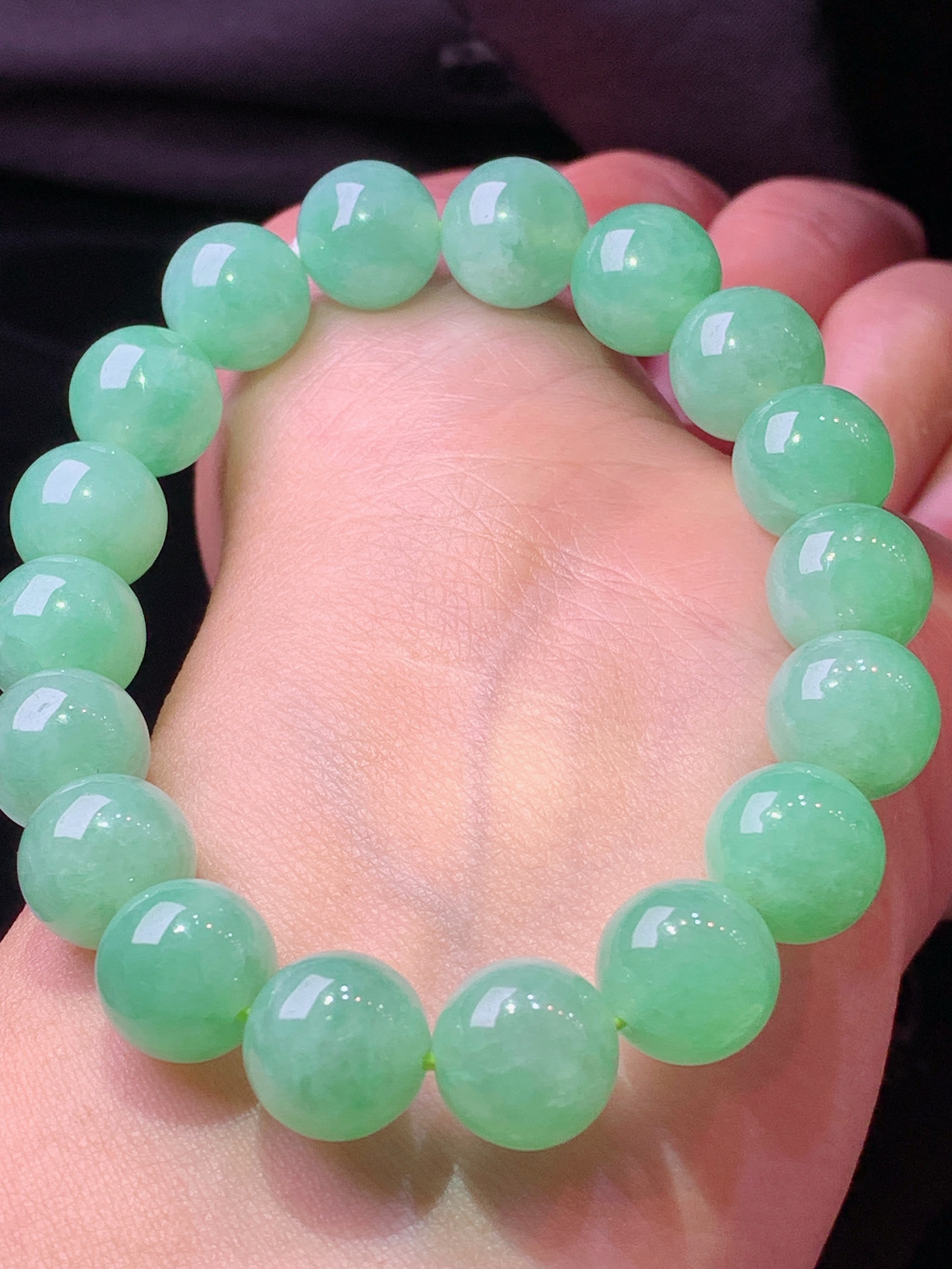 浅绿圆珠手链 玉质细腻 色泽艳丽清新 水润亮眼 整体尺寸11h3