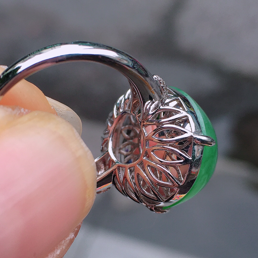 阳绿蛋面戒指，色泽均匀艳丽，玉质细腻，荧光感超
强，饱满圆润，尽显优雅气质，18k
金豪华镶嵌