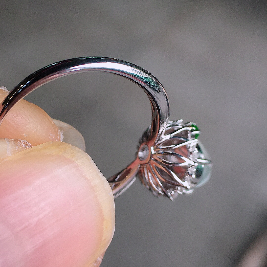 冰种蛋面戒指，玉质细腻，荧光感超
强，饱满圆润，尽显优雅气质，18k
金豪华镶嵌