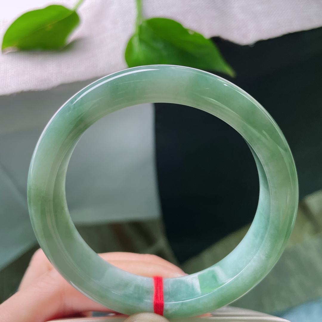 57/12.8/8.3，湖水绿正圈，绿底生香，静享时光。水润，细腻，ss49019a