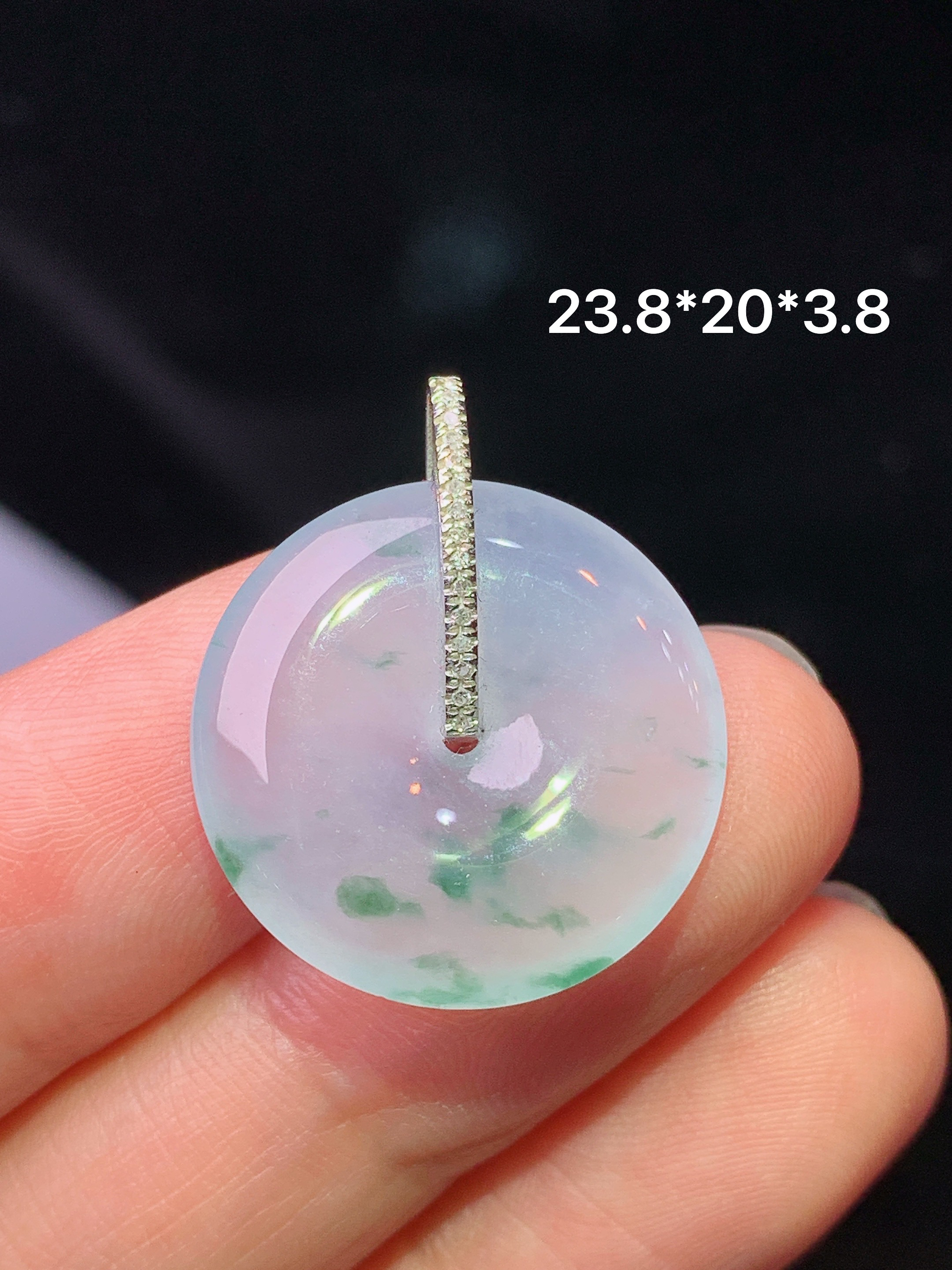 18k金钻镶嵌飘绿平安扣吊坠 玉质细腻 色泽艳丽清新 水润亮眼 整体尺寸23.8*20*3.8*2x