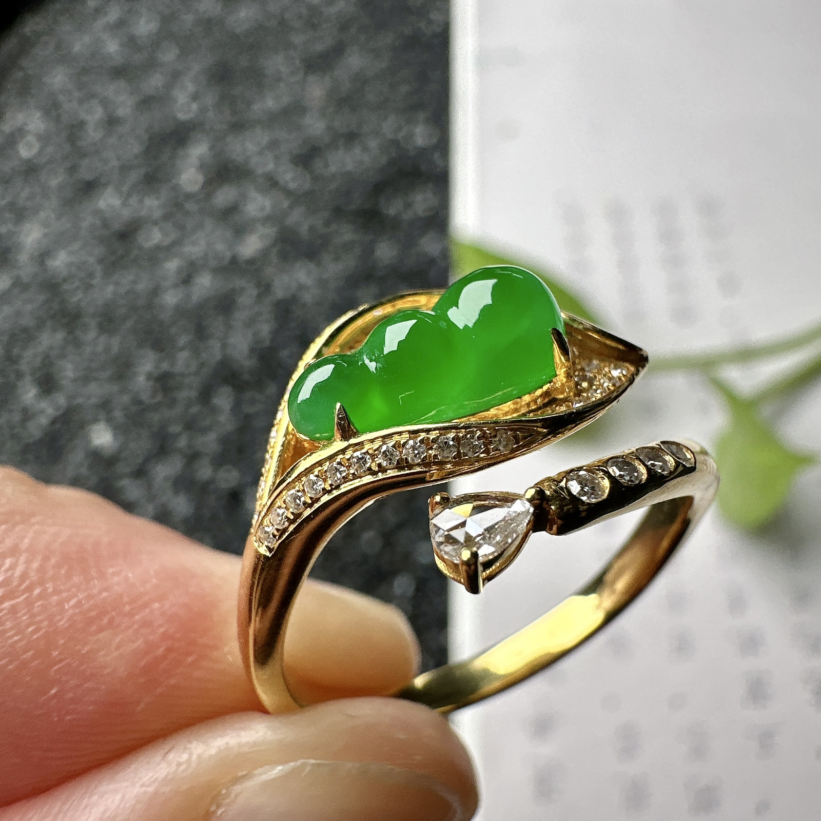 【冰种满绿福豆戒指】质地均匀细腻，冰润起光，胶感强烈，颜色娇艳，18K金钻精美镶嵌，裸石尺寸10.1*5*4毫米