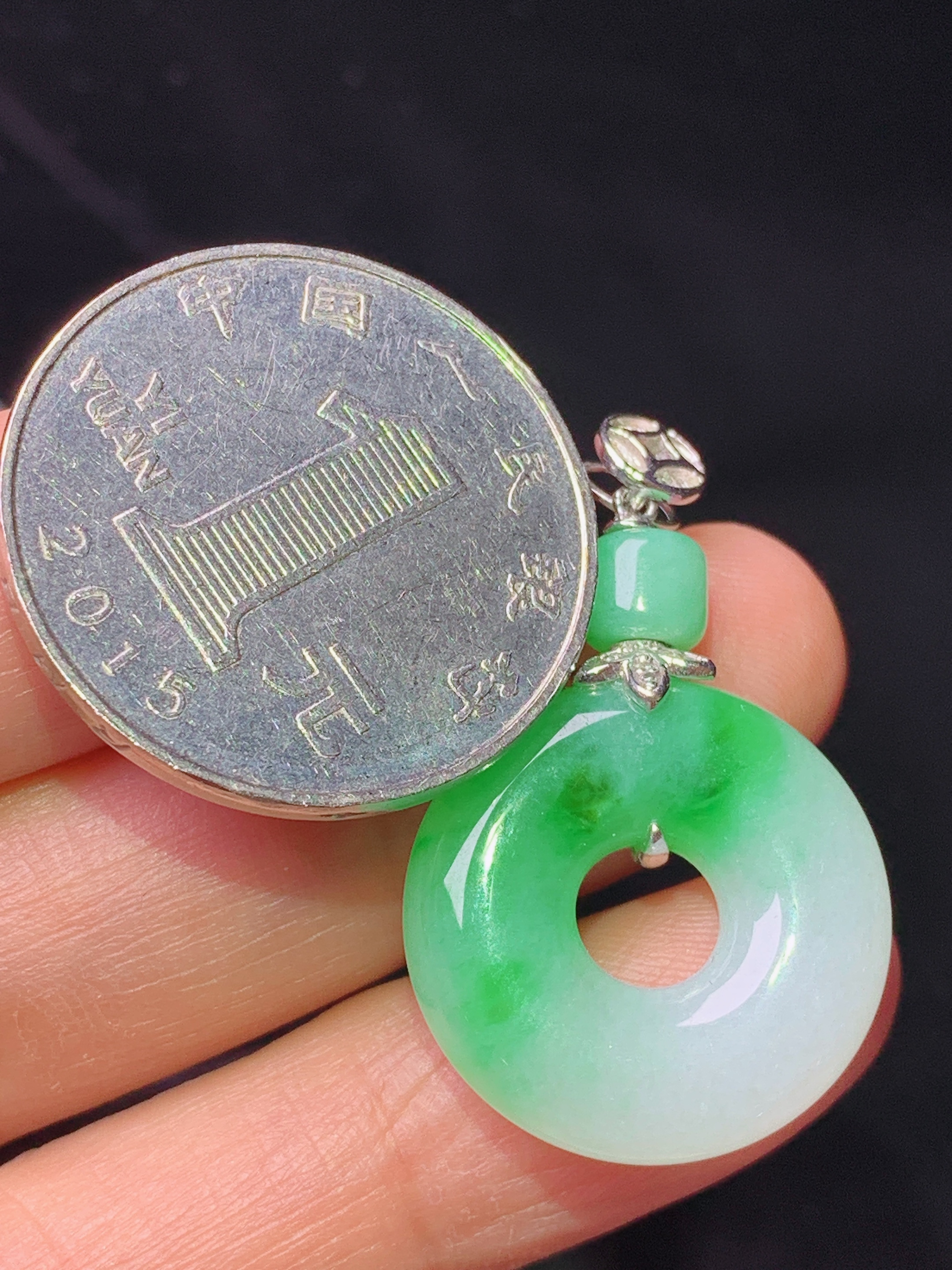 18k金钻镶嵌飘绿平安环吊坠 玉质细腻 色泽艳丽清新 水润亮眼 整体尺寸32.6*50*5.6m1