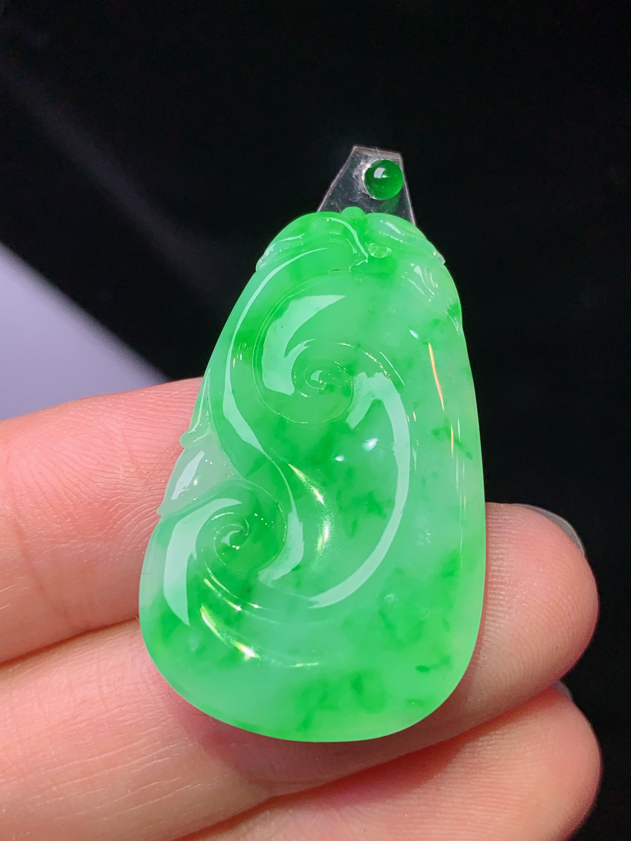 镶嵌款 翠绿如意吊坠 玉质细腻 色泽艳丽清新 水润亮眼 整体尺寸33*19.5*2.8*2x