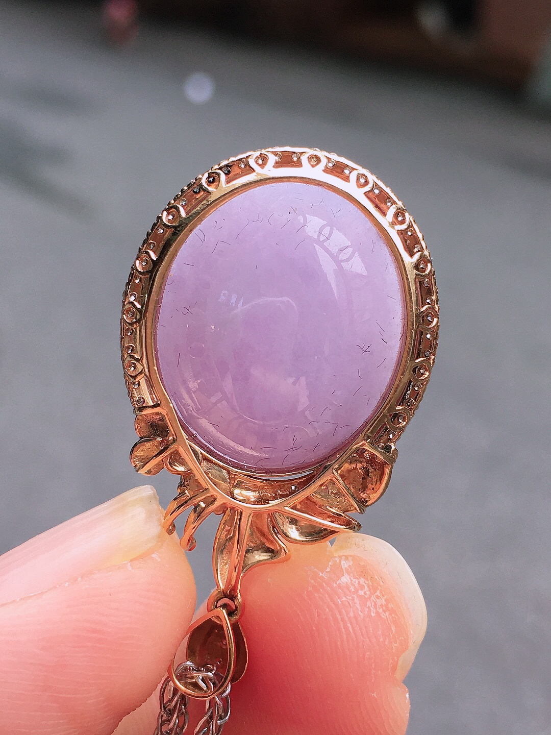 紫罗兰蛋面吊坠，色泽均匀艳丽，玉质细腻，荧光感超
强，饱满圆润，尽显优雅气质，18k
金豪华镶嵌