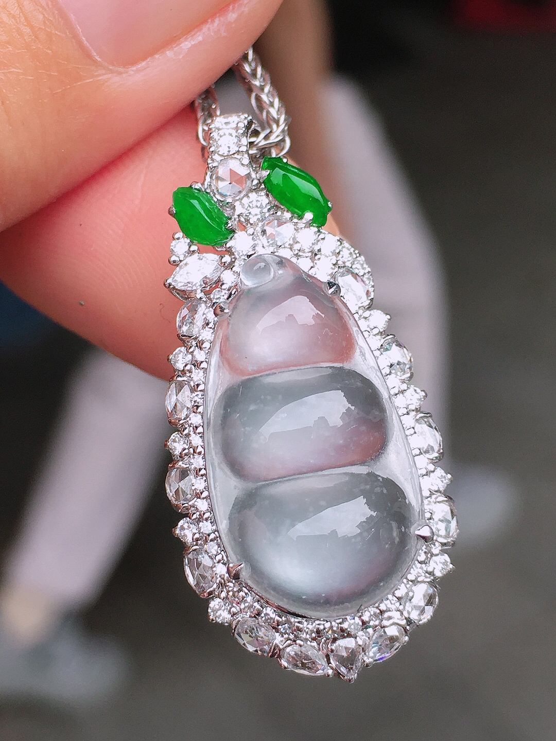 冰种福豆吊坠，玉质细腻，荧光感超
强，饱满圆润，尽显优雅气质，18k
金豪华镶嵌