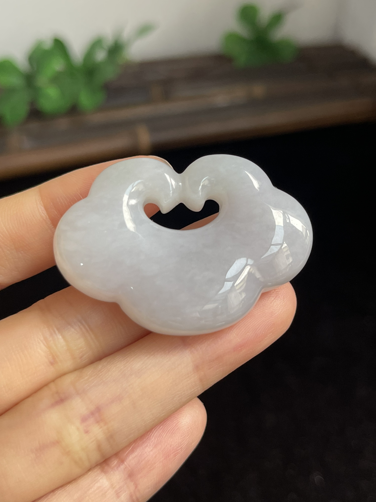 翡翠糯化种白色吊坠