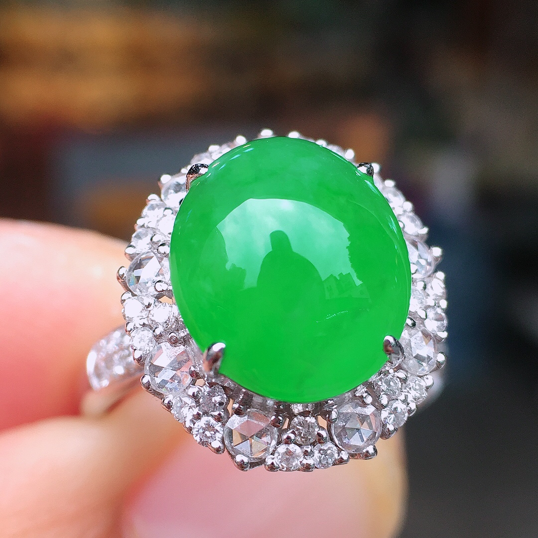 阳绿蛋面戒指，色泽均匀艳丽，玉质细腻，荧光感超
强，饱满圆润，尽显优雅气质，18k
金豪华镶嵌