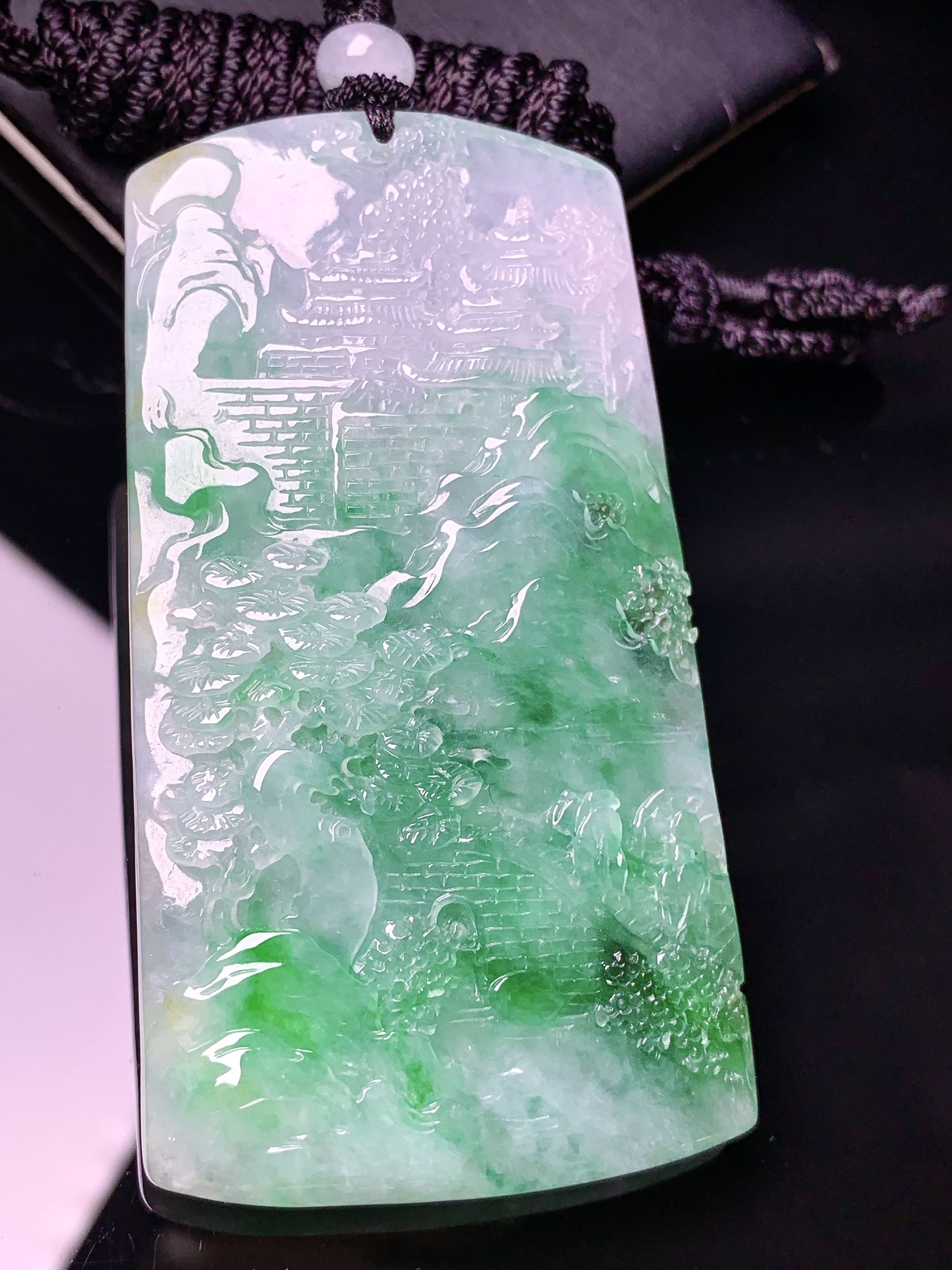 飘绿山水牌子吊坠 玉质细腻 色泽艳丽清新 水润亮眼 整体尺寸69.2*37.3*7.8L1