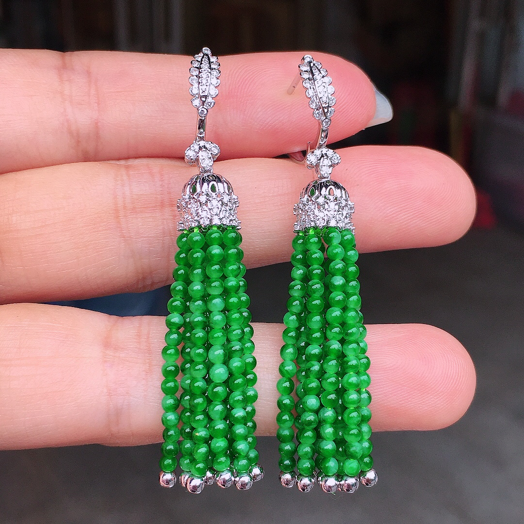 阳绿珠子耳坠，色泽均匀艳丽，玉质细腻，荧光感超
强，饱满圆润，尽显优雅气质，18k
金豪华镶嵌