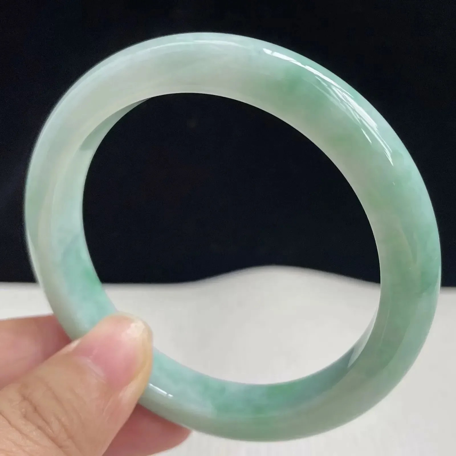 55圈口自然光拍摄天然翡翠A货飘绿好种水正圈手镯 43克