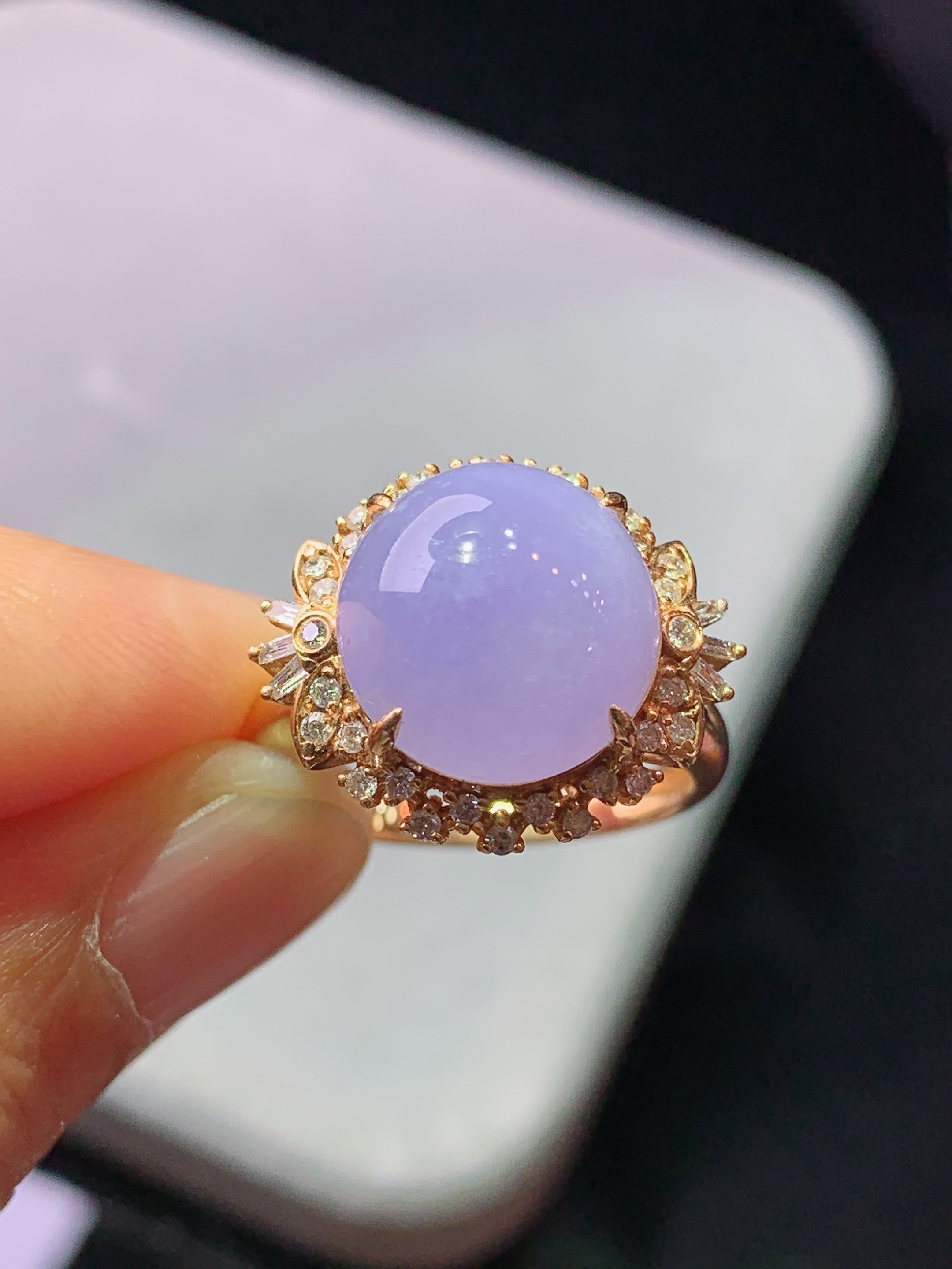 18k金钻镶嵌紫罗兰蛋面 玉质细腻 色泽艳丽清新 水润亮眼 圈口14.5 整体尺寸15.5*18*11.5b2