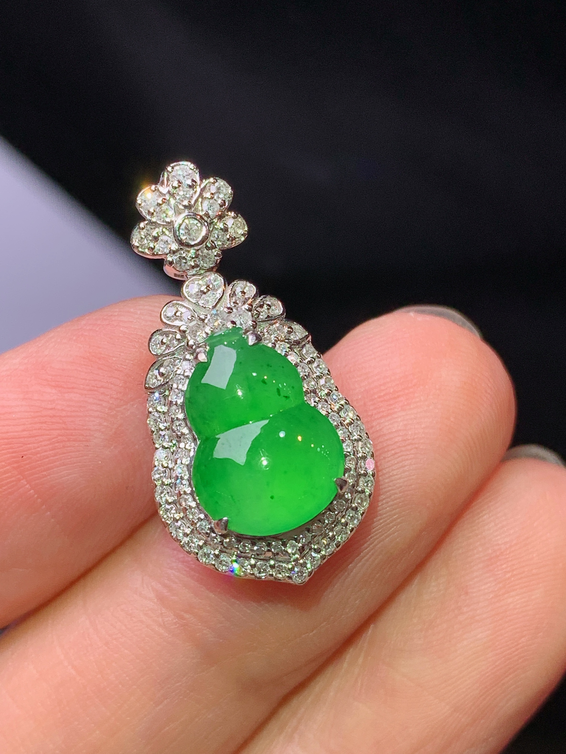 18k金钻镶嵌满绿葫芦吊坠 玉质细腻 色泽艳丽清新 水润亮眼 整体尺寸24.8*12.5*8h1