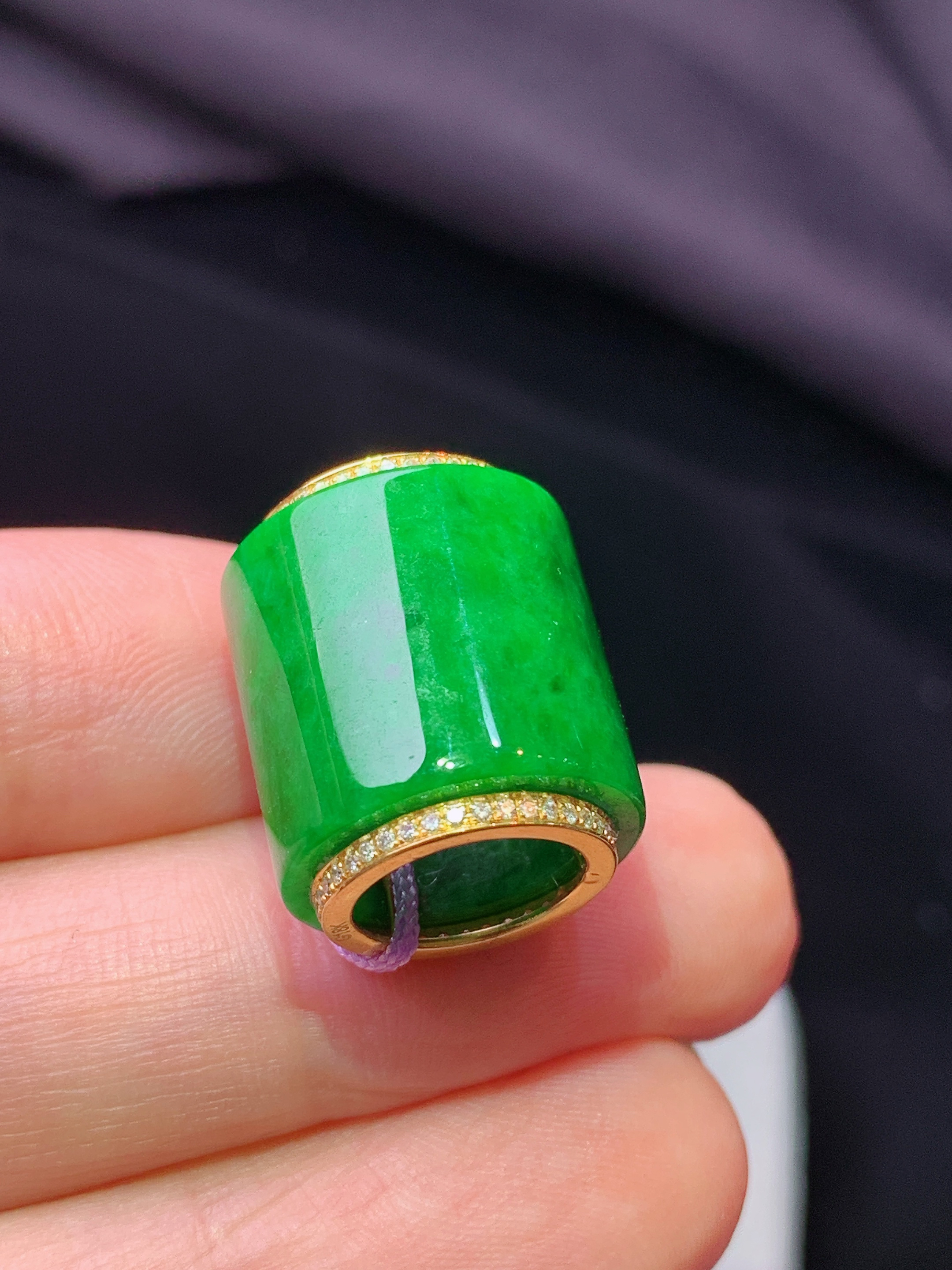 18k金钻镶嵌翠绿路路通吊坠 玉质细腻 色泽艳丽清新 水润亮眼 整体尺寸14.6*13.6b1