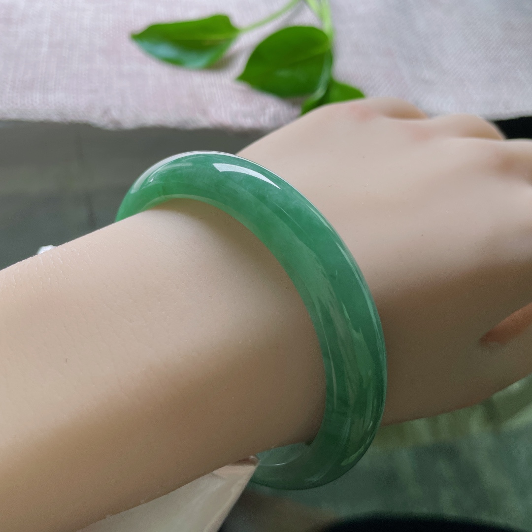 57.5/11.5/7.4，绿底正圈，颜色均匀分布，瑰姿艳逸，佩戴沉稳不失大气，色纹，乌鸡，ss50141a