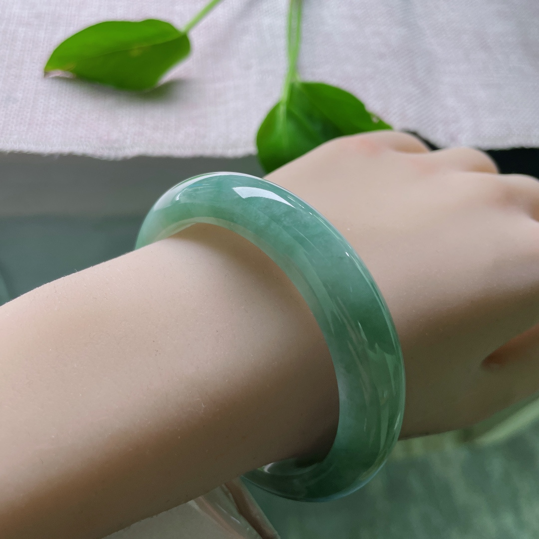 57/12.8/8.3，湖水绿正圈，绿底生香，静享时光。水润，细腻，ss49019a