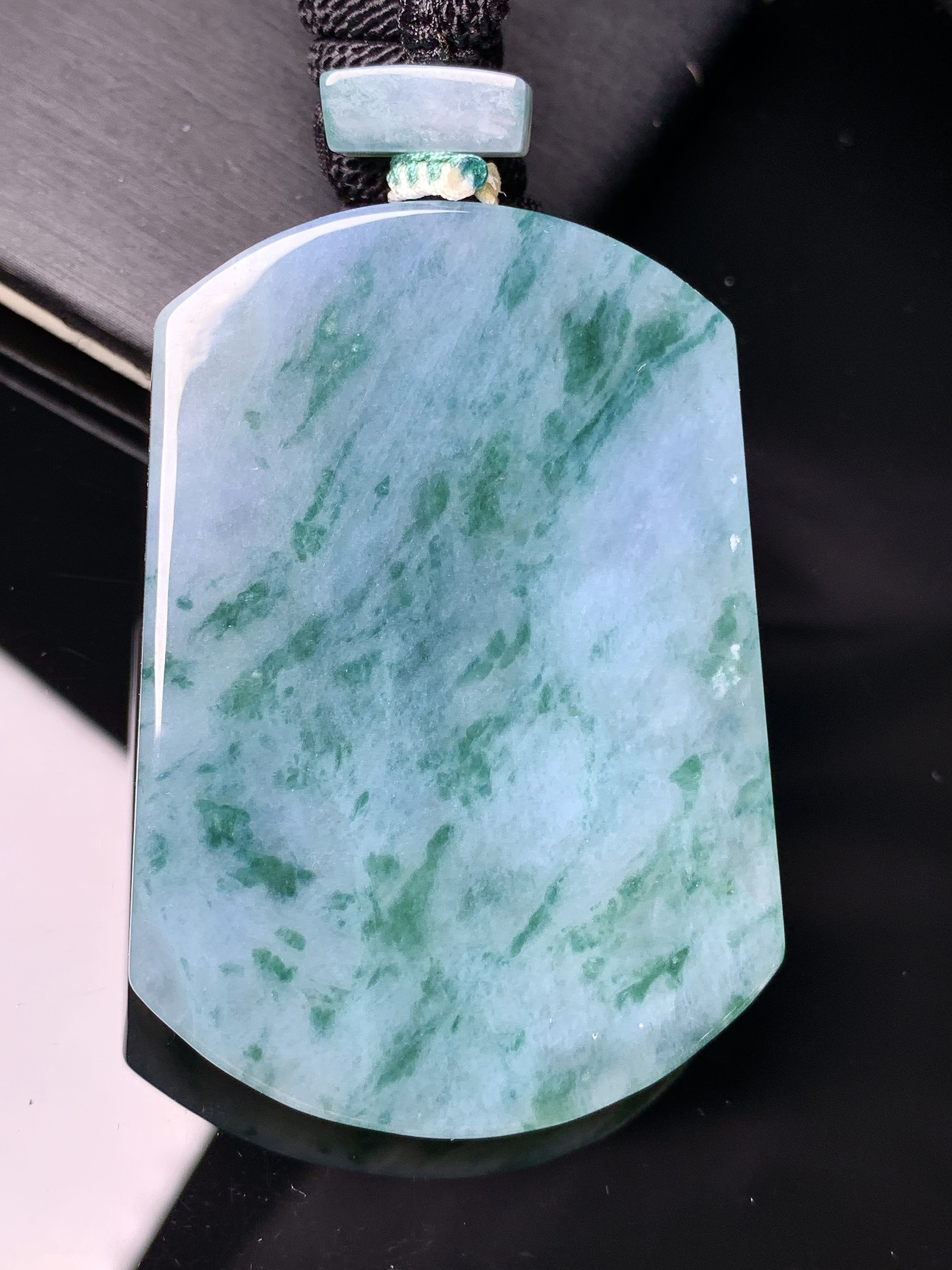 飘绿无事牌吊坠 玉质细腻 色泽艳丽清新 水润亮眼 整体尺寸53.5*37.5*6a5