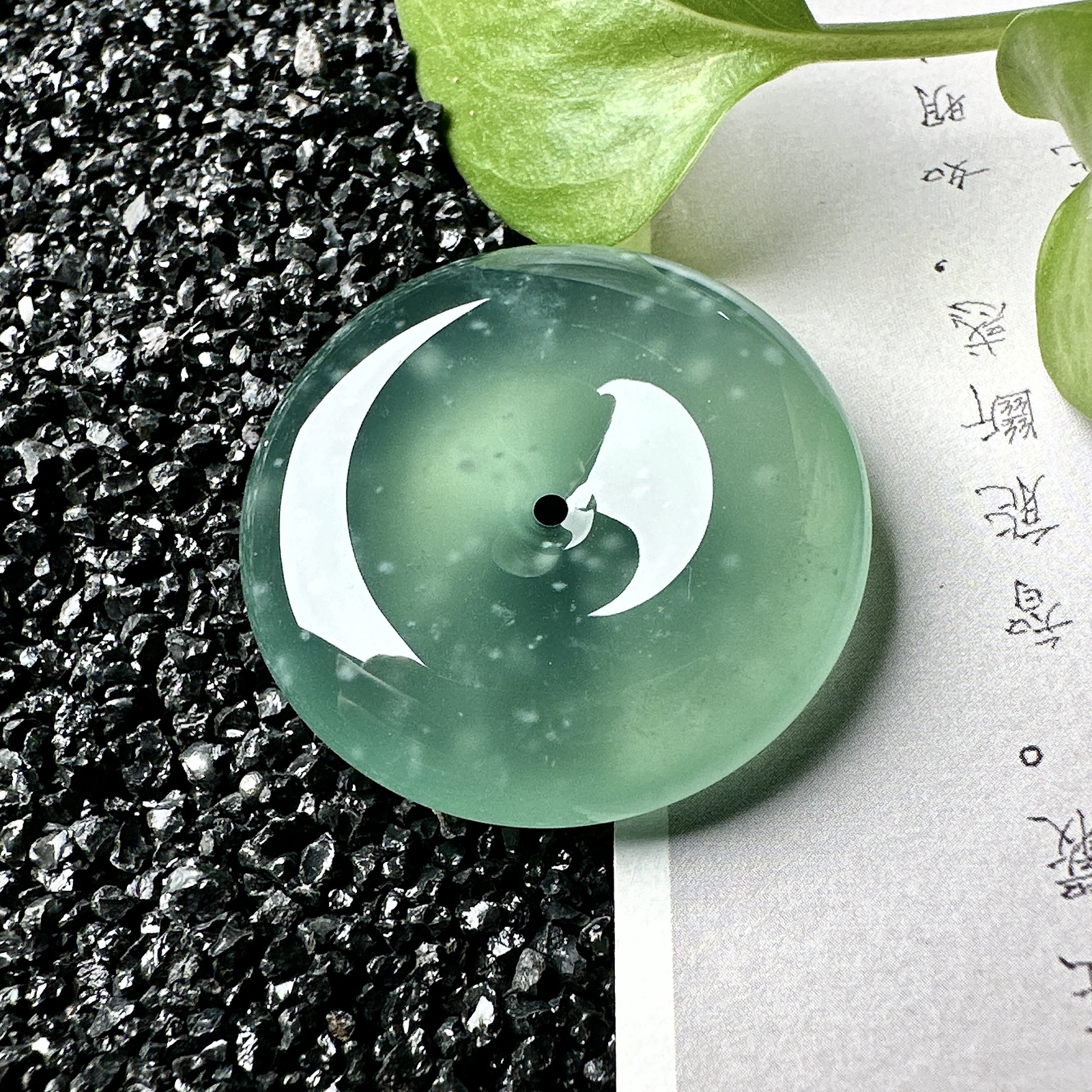 【冰种晴绿平安扣】飘雪花棉，质地细腻，品质很好，冰感十足，胶感明显，收藏品质。