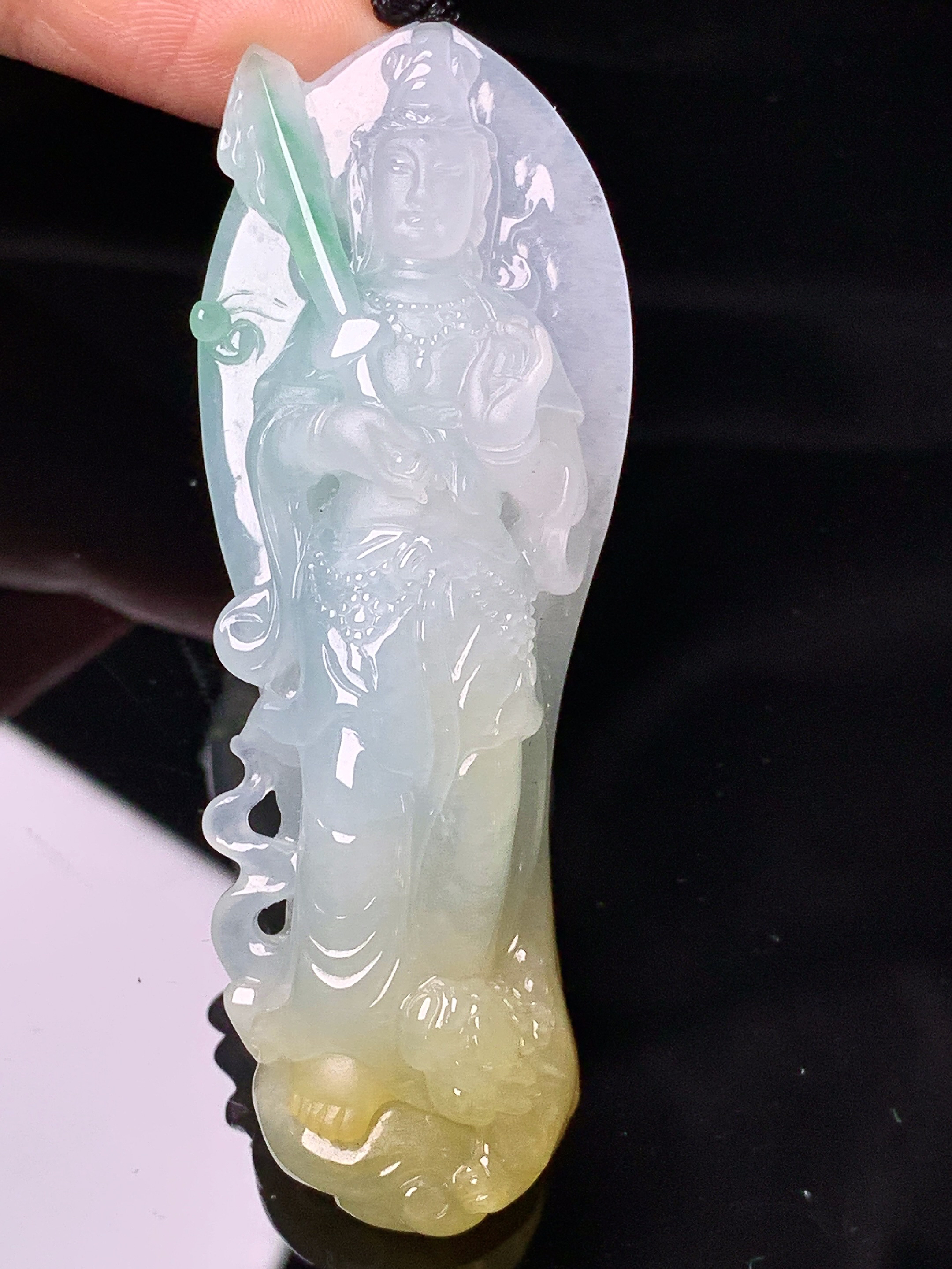 飘黄绿翡观音菩萨吊坠 玉质细腻 色泽艳丽清新 水润亮眼 整体尺寸70*25.8*11.3w1