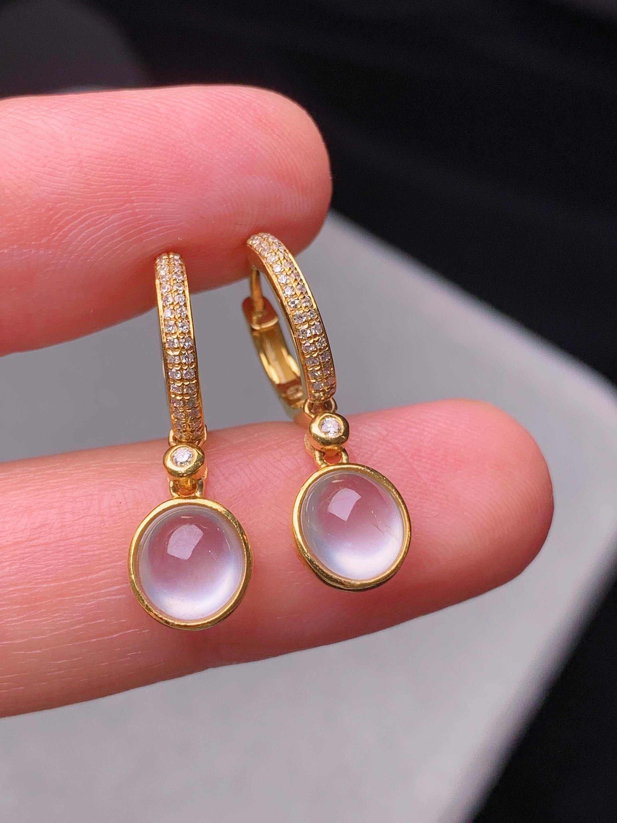 18k金钻镶嵌冰种蛋面耳坠 玉质细腻 色泽艳丽清新 水润亮眼 整体尺寸22.5*7*3.8m3